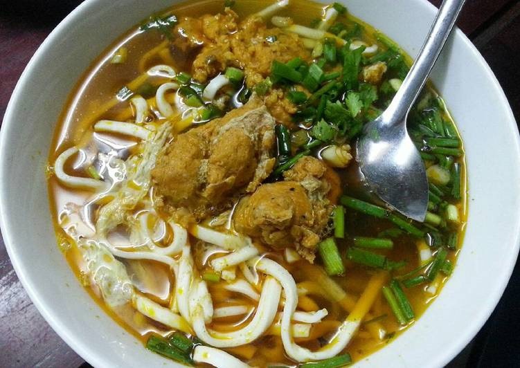 Bánh canh chả cua dễ dàng tìm thấy trên các con phố xứ Huế. Ảnh: Sở Du lịch Thừa Thiên Huế.