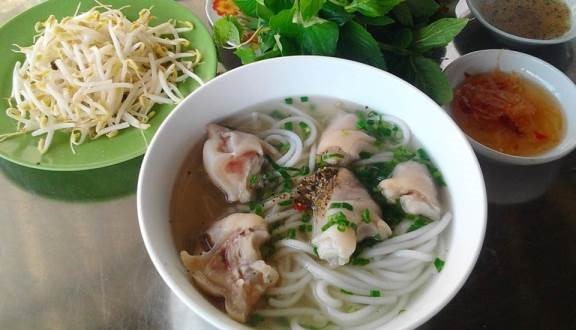 Bánh canh Trảng Bàng không thể thiếu đĩa rau sống và chén mắm ớt. Ảnh: Sở Văn hóa Thể thao và Du lịch Tây Ninh.