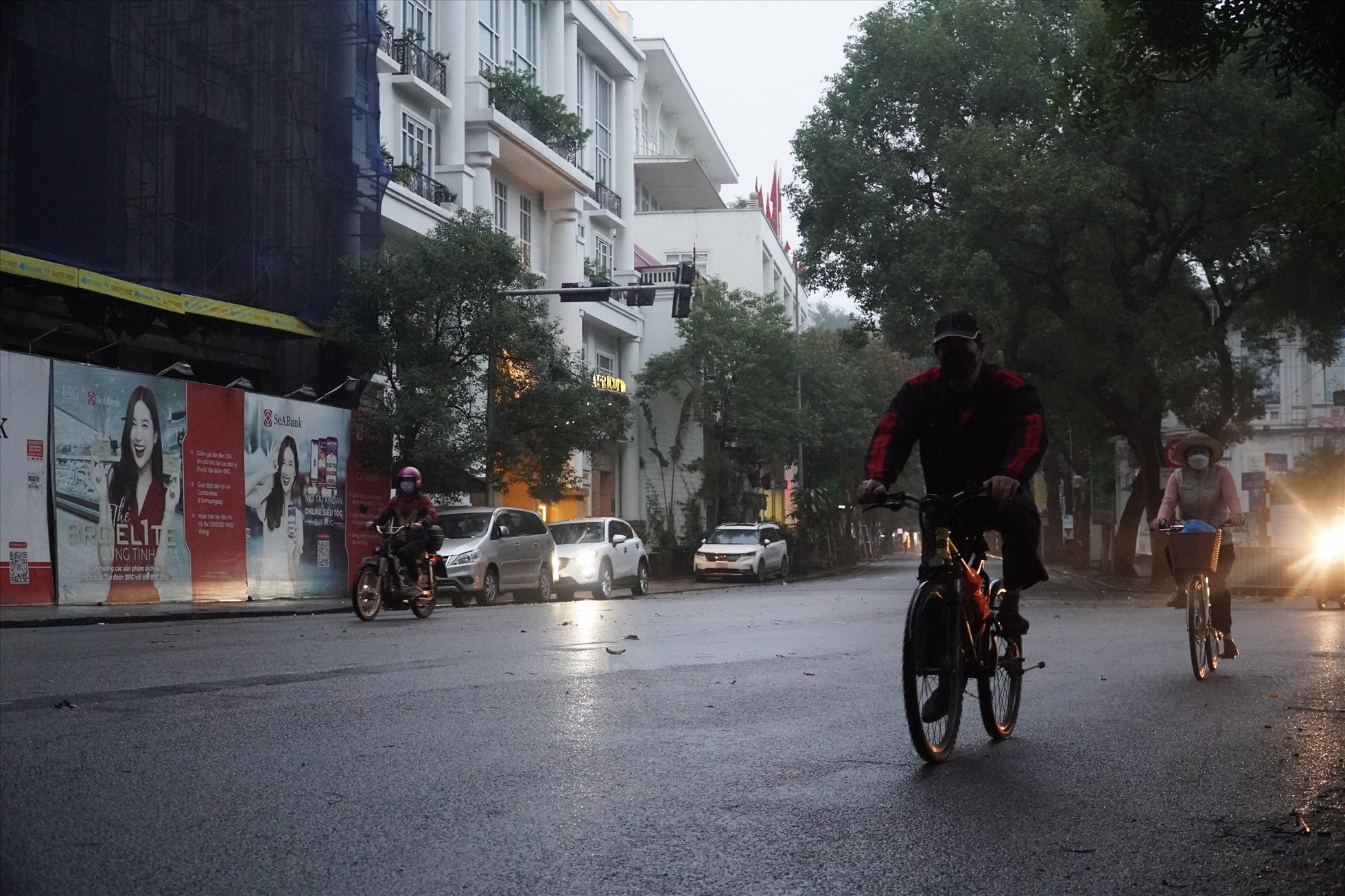 Nhiều người dân bất chấp mưa phùn, gió lạnh vẫn đạp xe thể dục từ sớm.