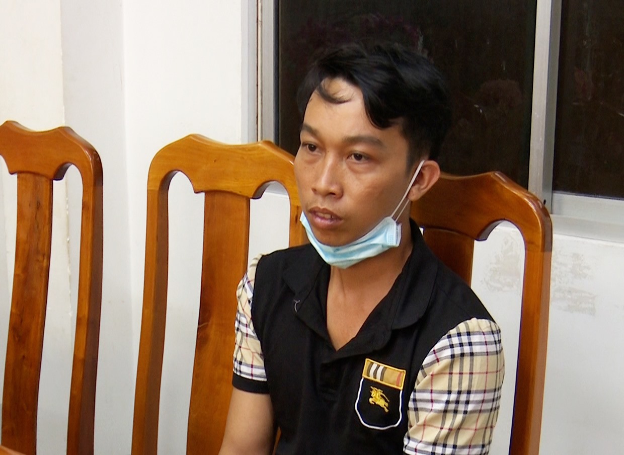 Đối tượng Nguyễn Thanh Tùng sau khi bị bắt giữ. Ảnh: Nghiêm Túc