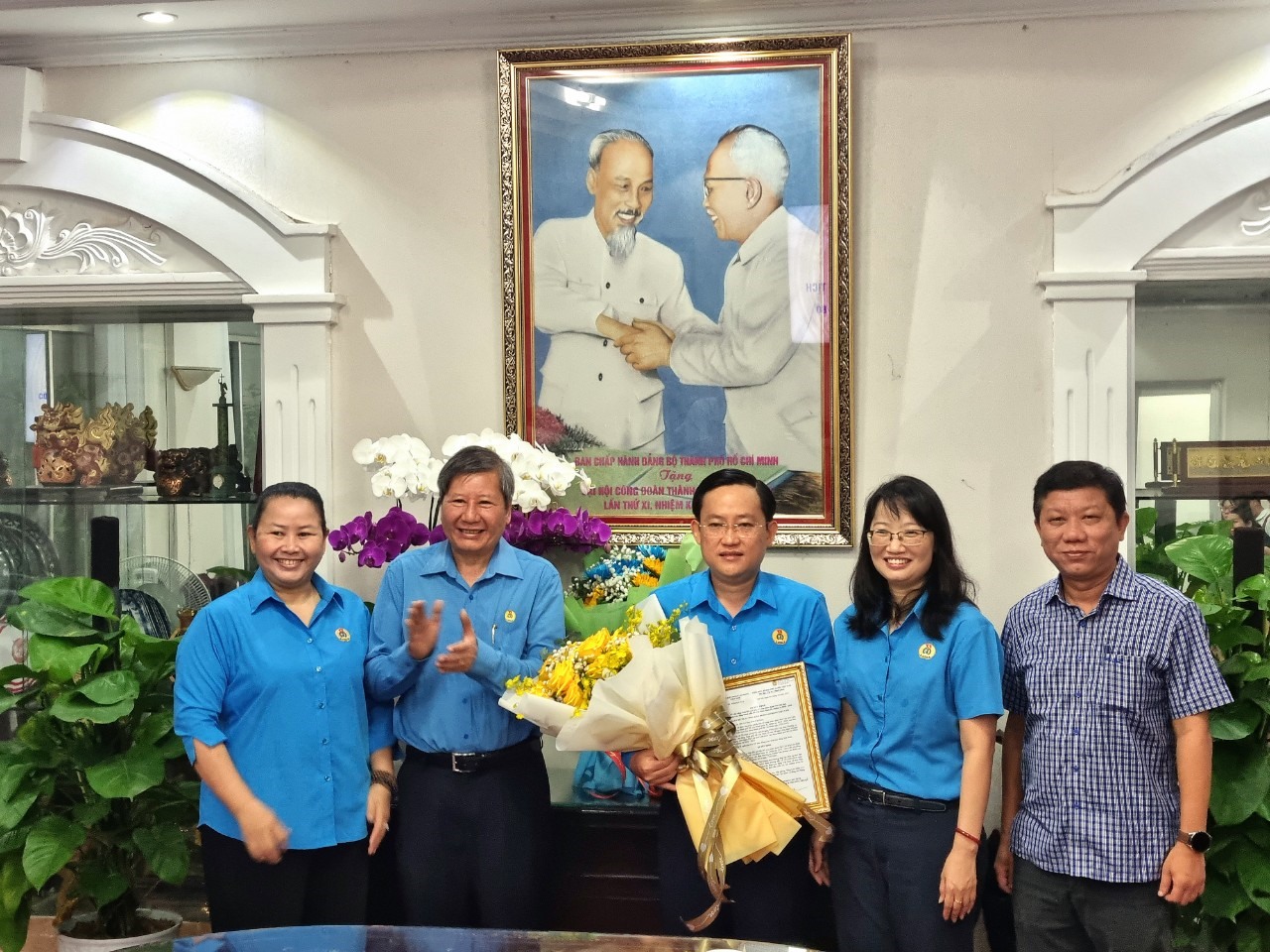 Phó Chủ tịch Thường trực Tổng LĐLĐ Việt Nam (thứ hai từ trái qua) và các đồng chí trong Ban Thường vụ LĐLĐ TPHCM chúc mừng ông Phùng Thái Quang nhận nhiệm vụ mới. Ảnh: Nam Dương