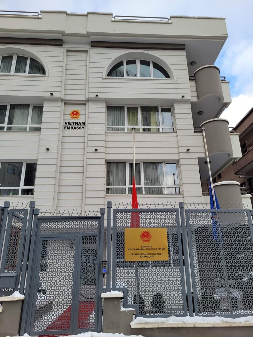 Đại sứ quán Việt Nam tại Ankara, Thổ Nhĩ Kỳ hạ cờ rủ. Ảnh: Facebook Đại sứ quán