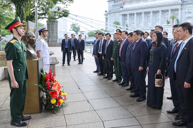 Thủ tướng Phạm Minh Chính và Phu nhân dâng hoa tưởng niệm tại Tượng đài Chủ tịch Hồ Chí Minh tại Bảo tàng Văn minh châu Á - Ảnh: VGP