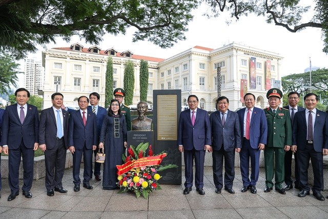 Bia tưởng niệm và tượng đài Chủ tịch Hồ Chí Minh cũng là tượng đài đầu tiên trong chương trình tôn vinh “Những người bạn đến bờ biển chúng ta” của Singapore đặt tại công viên Bảo tàng Văn minh châu Á - Ảnh: VGP/Nhật Bắc