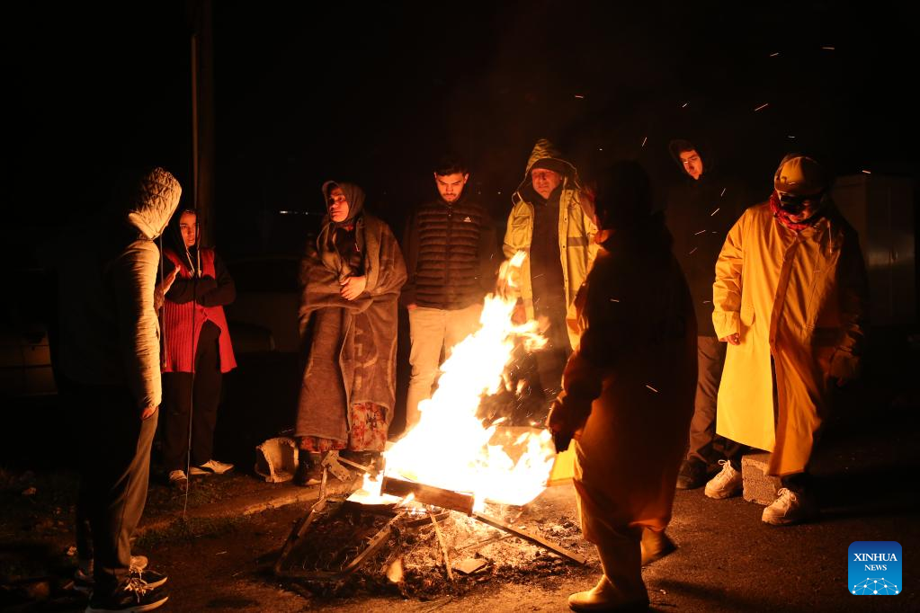 Người dân sưởi ấm quanh đống lửa ở tỉnh Gaziantep, Thổ Nhĩ Kỳ. Ảnh: AFP