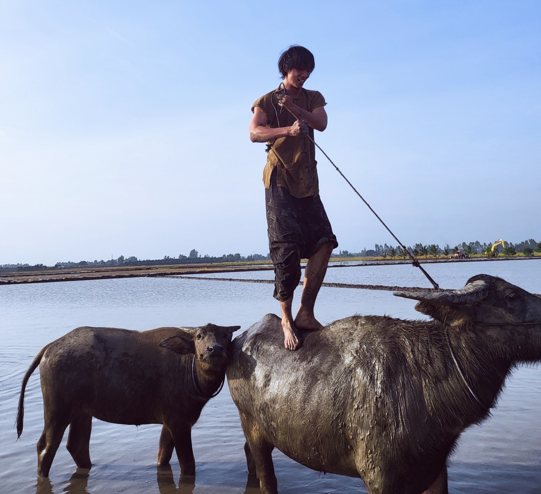 Bên cạnh đó, nhằm đem đến các thước phim miền sông nước chân thật nhất trên màn ảnh rộng, Tuấn Trần cũng không ngại tự thực hiện những cảnh tắm sông, lội bùn trong phim. Nam diễn viên tiết lộ đây là các nghiệm khó quên nhưng rất đáng giá mà anh hạnh phúc có được nhờ Đất rừng phương Nam.