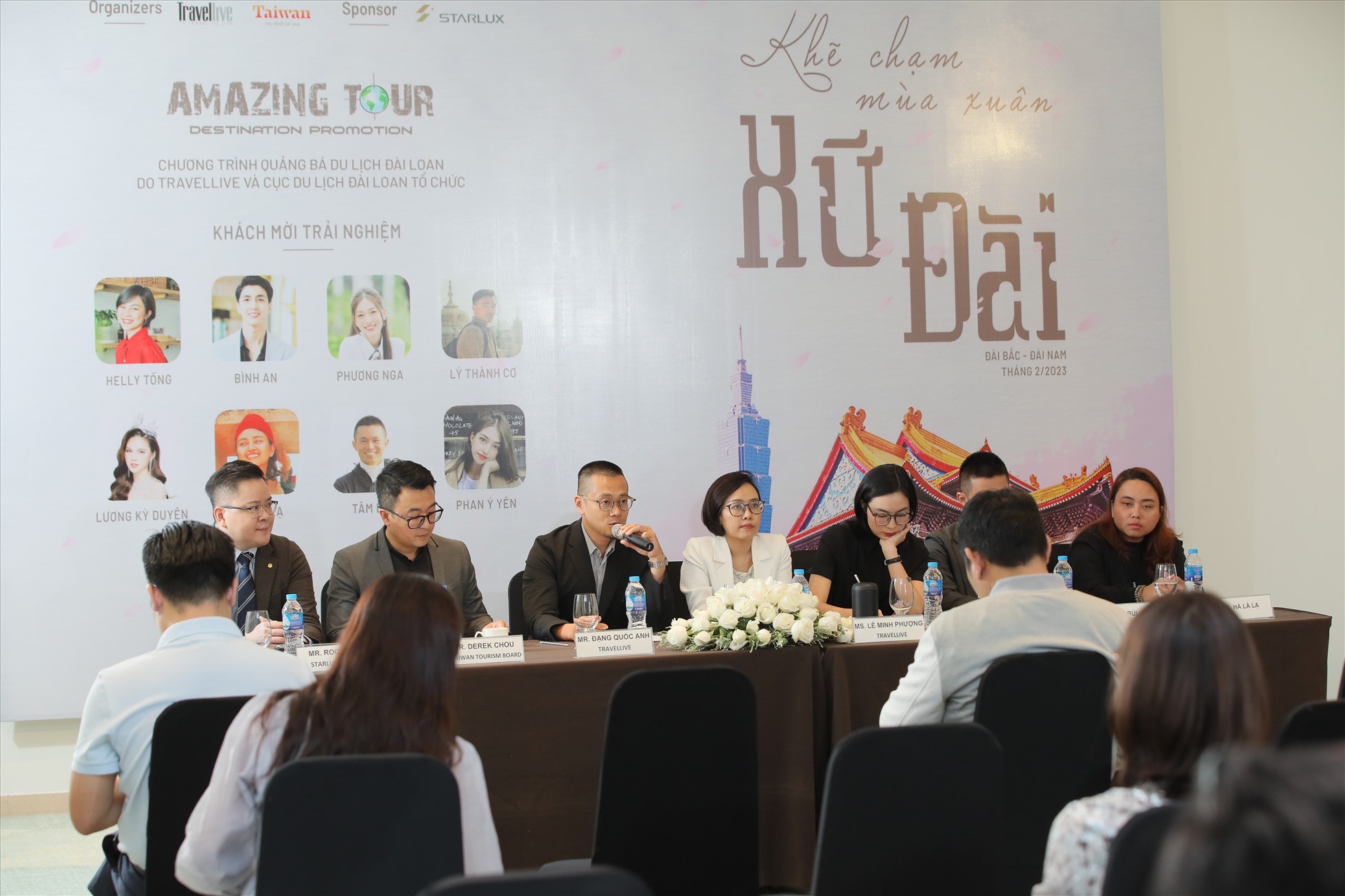 Ban tổ chức gặp gỡ báo chí để thông báo.