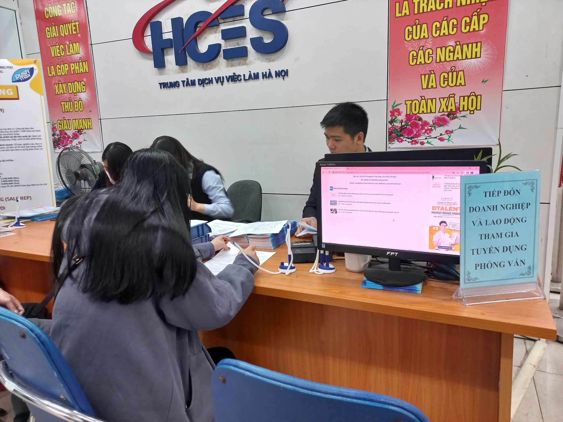 Nhiều người lao động trẻ tìm kiếm việc làm tại TTDVVL Hà Nội. Ảnh: Lương Hạnh.