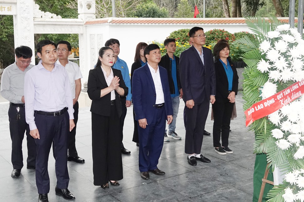 Đoàn dâng hoa tại khu mộ 10 nữ TNXP Ngã ba Đồng Lộc. Ảnh: Trần Tuấn.