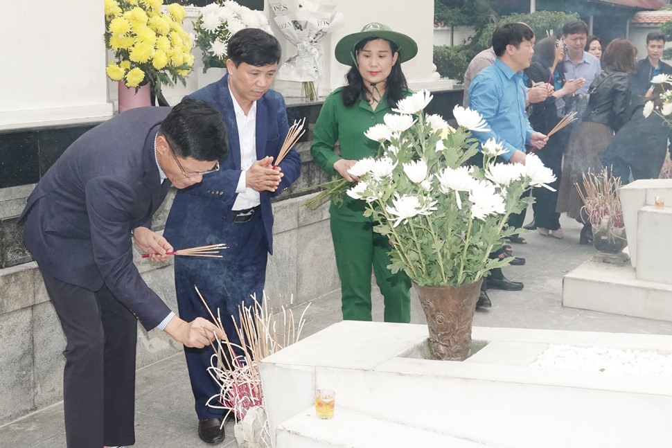 Đoàn thắp hương tại các phần mộ của 10 nữ TNXP Ngã ba Đồng Lộc. Ảnh: Trần Tuấn.