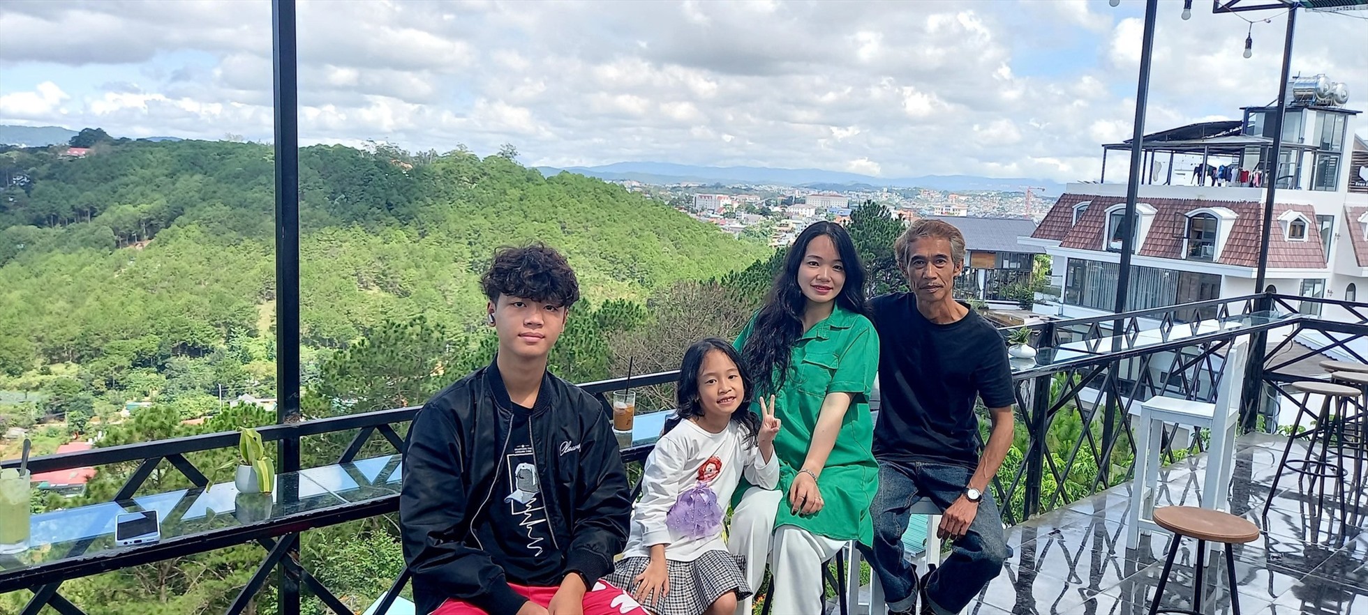 Gia đình NSƯT Phú Đôn cùng nhau đi du lịch.