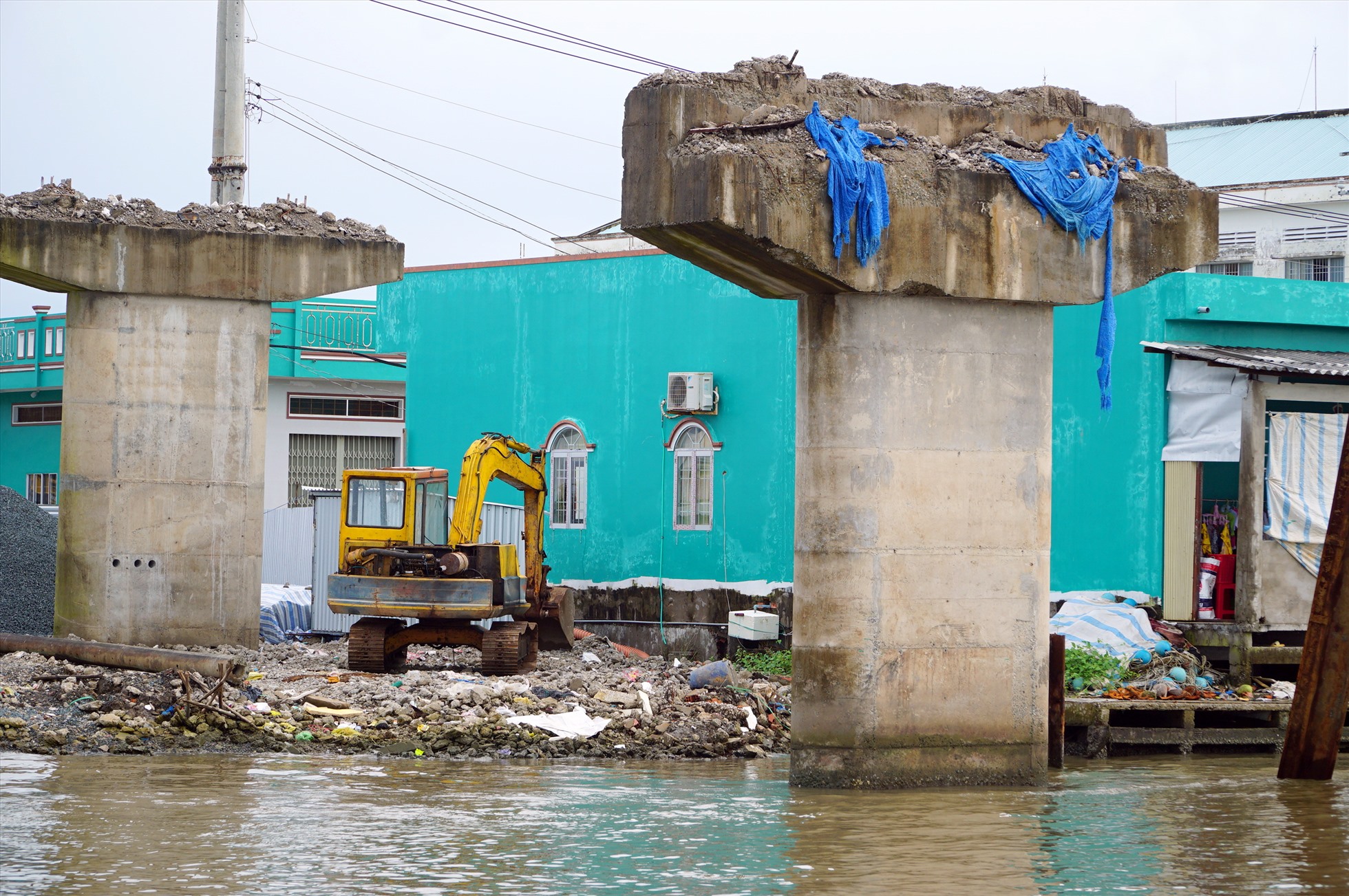 Đảm bảo an toàn trong khi công cầu Cái Đôi Vàm, huyện Phú Tân, tỉnh Cà Mua khi thi công trở lại sau sự cố sập cầu. Ảnh: Nhật Hồ