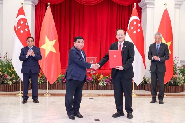 Thủ tướng Phạm Minh Chính và Thủ tướng Singapore Lý Hiển Long chứng kiến trao Bản Ghi nhớ về việc thiết lập quan hệ đối tác kinh tế số - kinh tế xanh giữa Việt Nam và Singapore. Ảnh: TTXVN