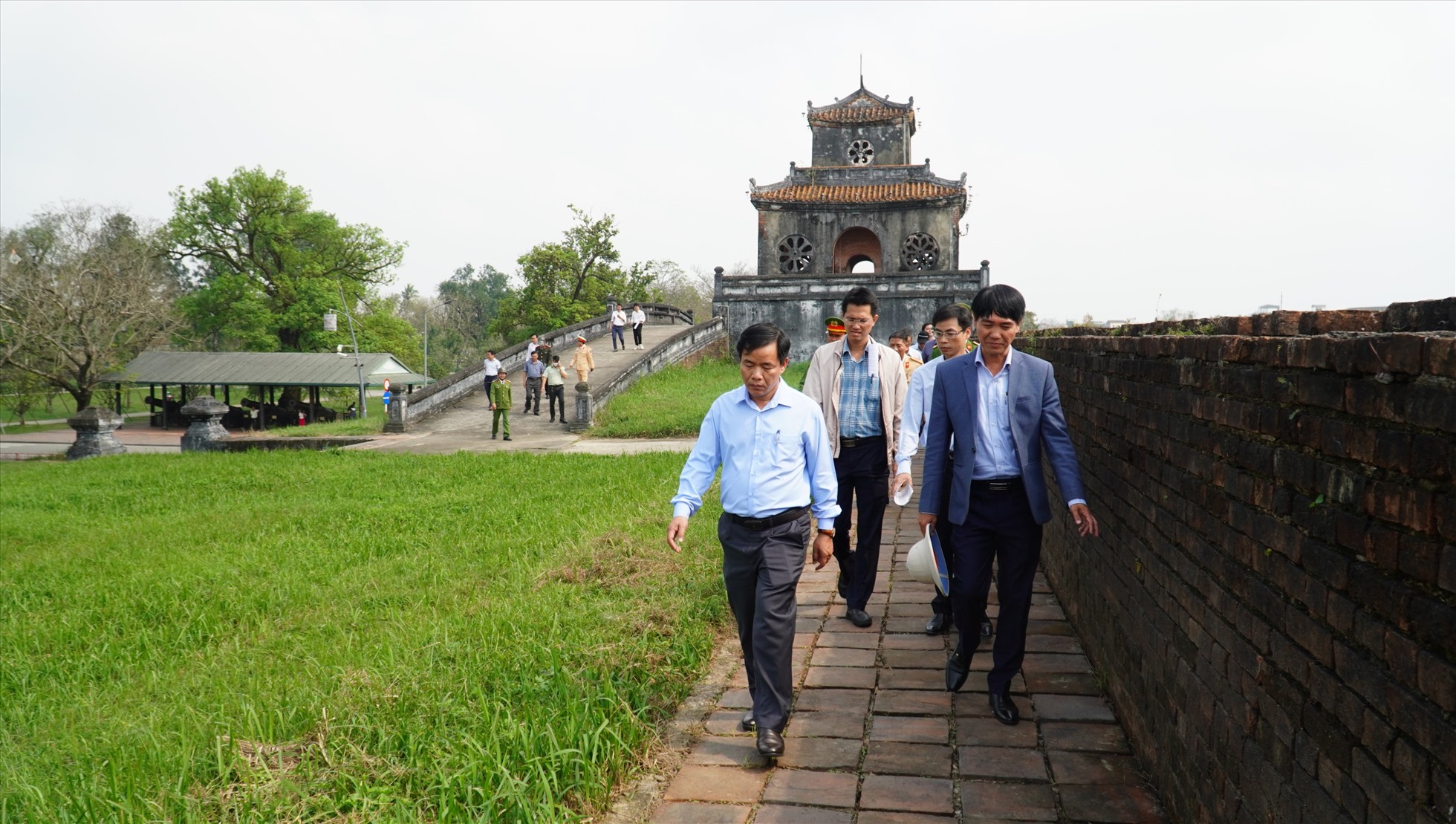 Đoàn công tác do Chủ tịch UBND tỉnh Thừa Thiên Huế Nguyễn Văn Phương dẫn đầu đã đi khảo sát thực địa, kiểm tra tổ chức giao thông khu vực Đại Nội Huế và khu vực phụ cận.