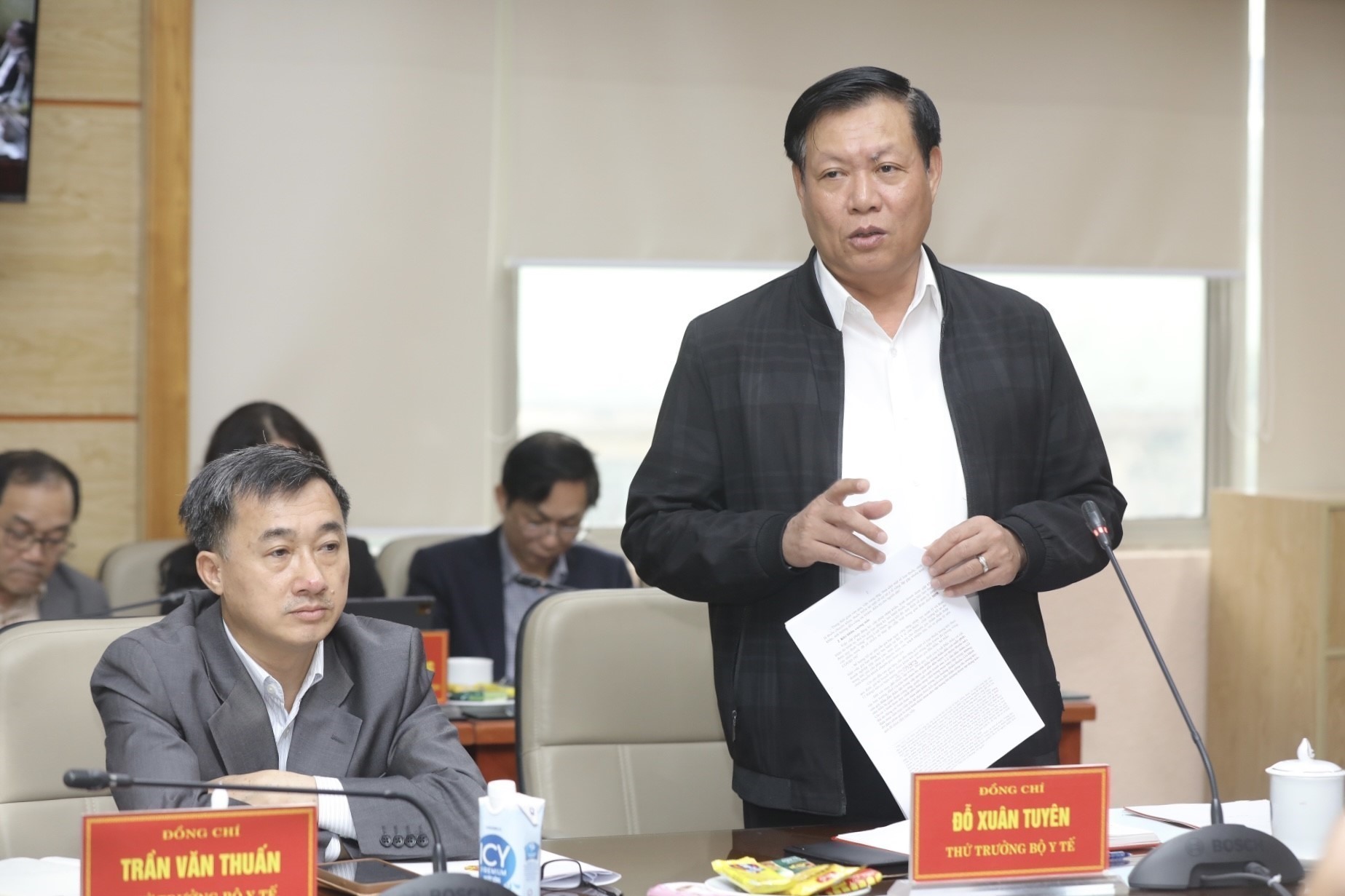 Thứ trưởng Bộ Y tế Đỗ Xuân Tuyên báo cáo tại buổi làm việc với Phó Thủ tướng. Ảnh: Minh Quyết