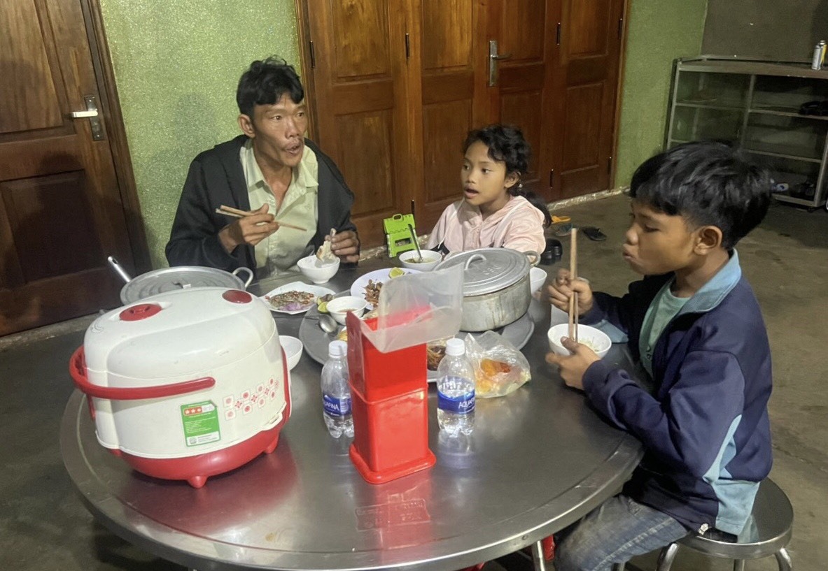 Trước khi lên xe về nhà, Cảnh sát giao thông Đắk Nông còn chu đáo mời ba bố con ăn  dùng cơm. Ảnh: Minh Quỳnh