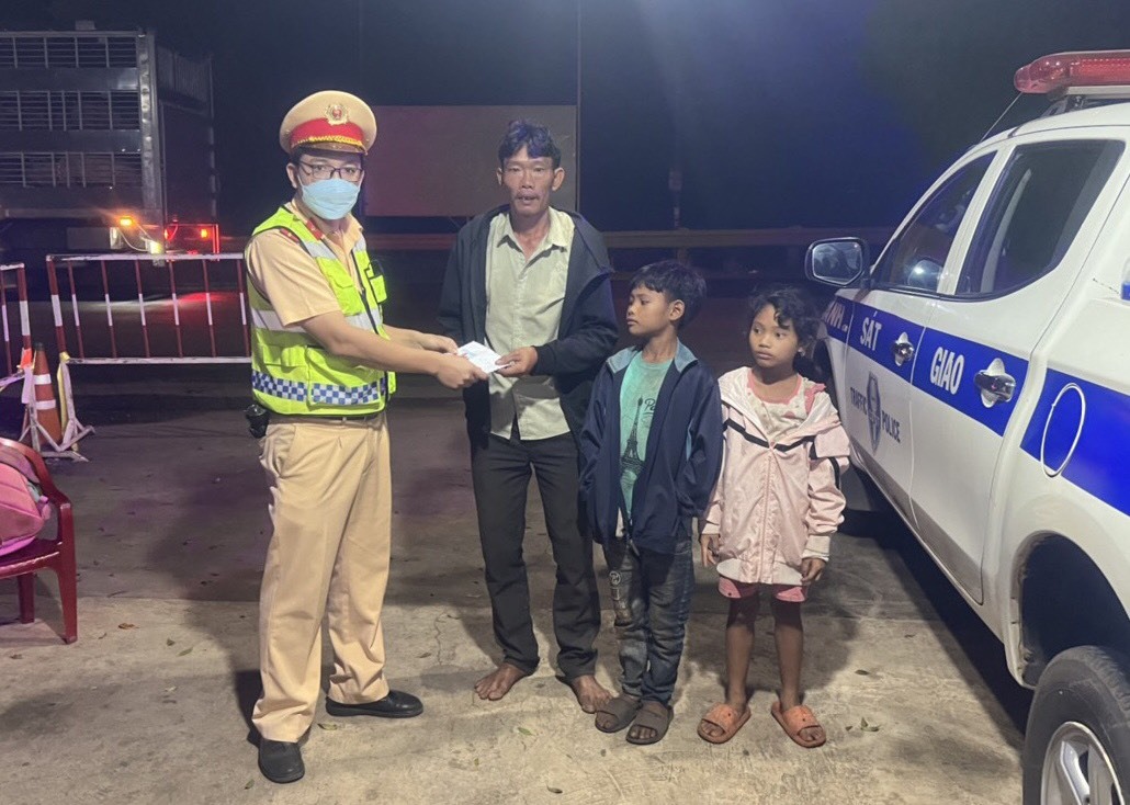 Tổ công tác của Phòng Cảnh sát giao thông Công an tỉnh Đắk Nông hỗ trợ ba bố con anh Lợi về quê. Ảnh: Minh Quỳnh