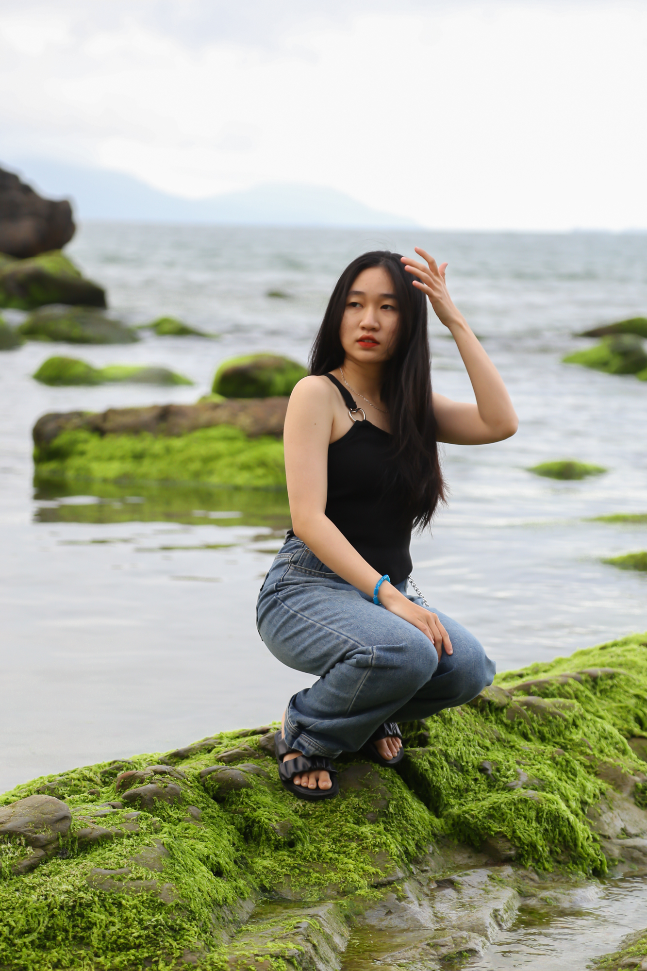 Bạn trẻ “thả dáng” cùng bãi rêu.
