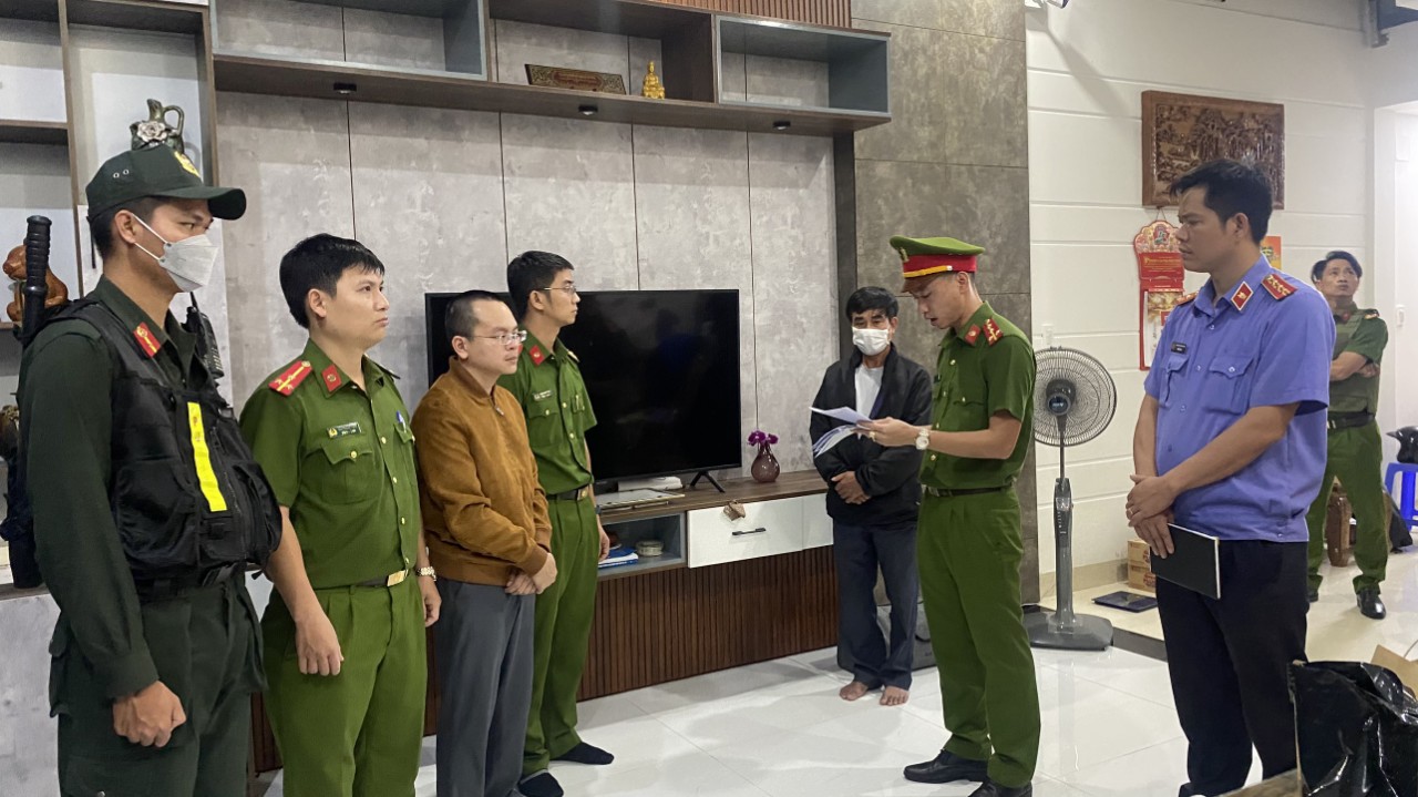 Cơ quan điều tra tống đạt quyết định khởi tố Hoàng Quang Huy, trưởng phòng kế hoạch - tài chính Trường đại học Bách khoa Đà Nẵng