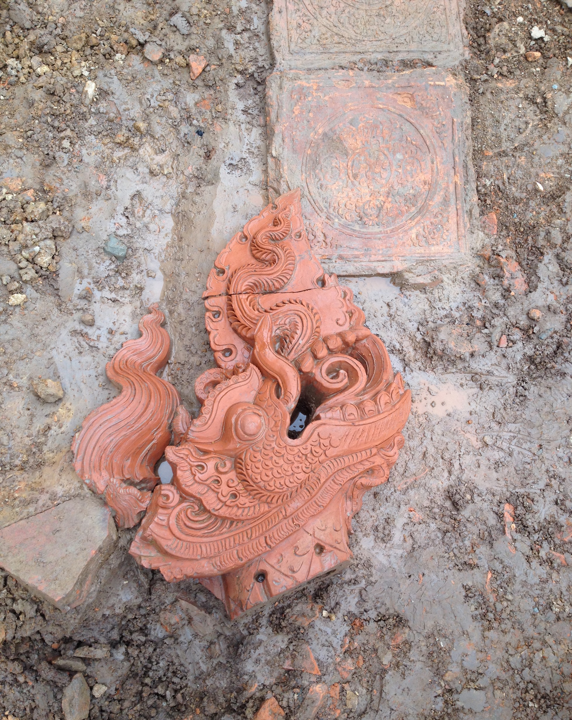 Tượng đầu rồng xuất lộ trong hố khai quật.Nguồn: Trung tâm Bảo tồn Di sản Thăng Long Hà Nội
