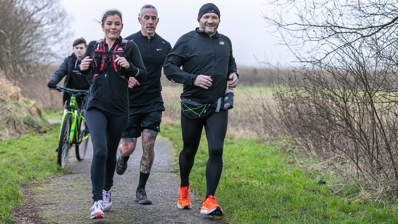 Gary McKee (phải) hoàn thành chuỗi 365 ngày chạy marathon vào năm 2022.