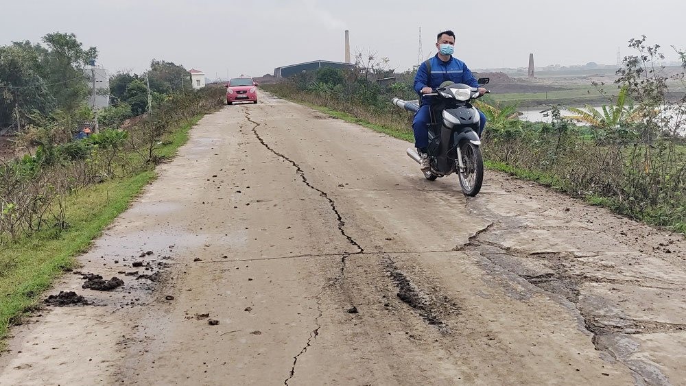 Trao đổi với phóng viên báo Lao Động, bà Nguyễn Thị Nga, chủ tịch UBND xã Yên Lư cho biết:“ Chính quyền địa phương đã nhiều lần nhận được phản ánh của người dân về tình trạng nứt đê chưa rõ nguyên nhân tại địa phận thôn Thành Long và Thạch Xá. Hiện UBND xã đang phối hợp với các phòng, ban và huyện để đánh giá tình trạng hư hỏng tại mặt đê, sớm tìm ra nguyên nhân để khắc phục tình trạng trên”. Ảnh: Sỹ Quyết