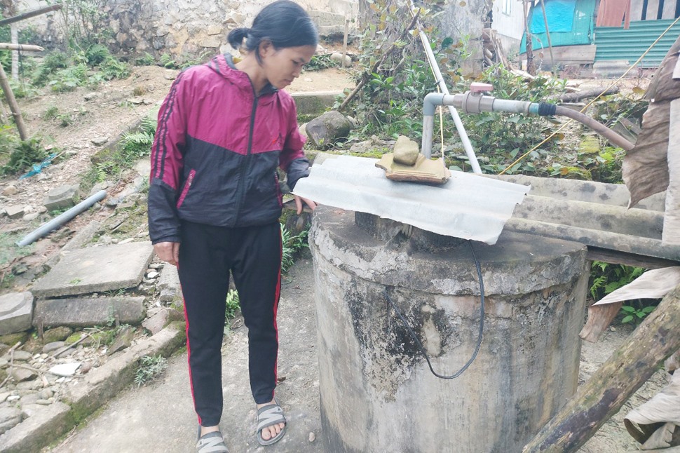 Gia đình chị Nha ở xã Phú Gia cũng như nhiều hộ dân khác lâu nay đang phải dùng nước giếng, họ mong muốn nhà máy nước sạch sớm hoàn thành để được dùng nước đảm bảo vệ sinh hơn. Ảnh: Trần Tuấn.