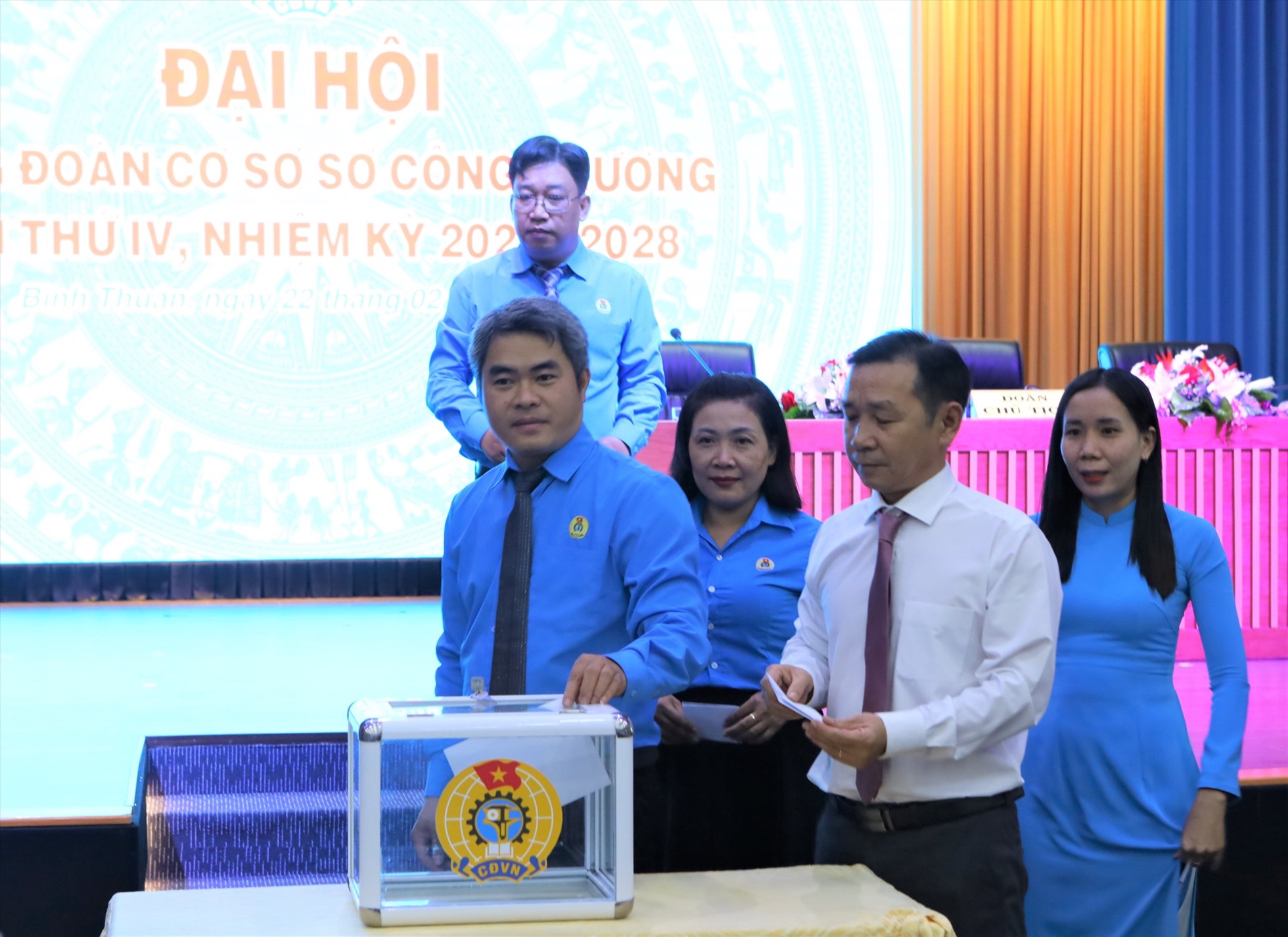 Các đại biểu bỏ phiếu bầu BCH CĐCS Sở Công thương tỉnh Bình Thuận nhiệm kỳ 2023 -2028. Ảnh: Duy Tuấn