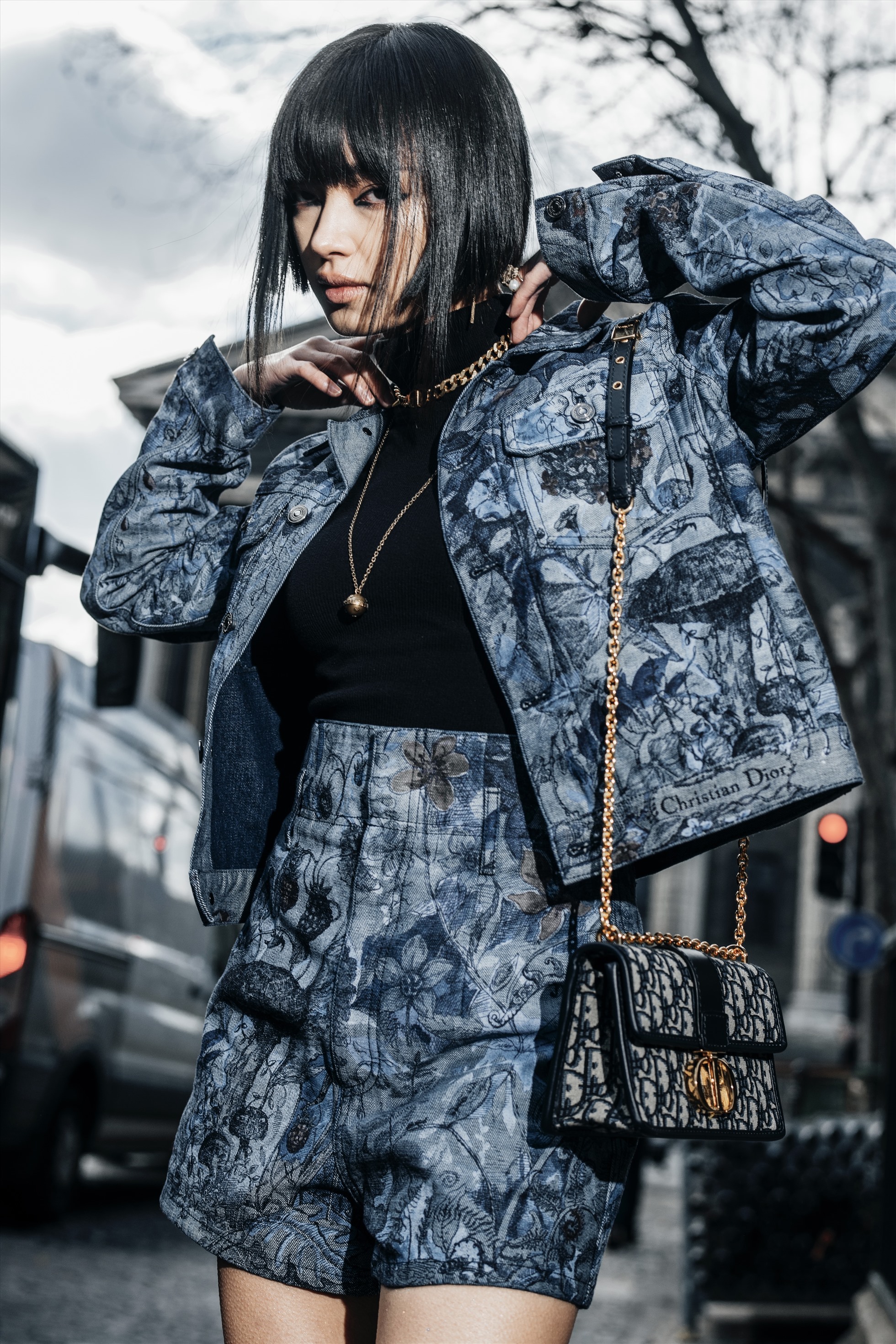Mở màn Paris Fashion Week, Châu Bùi diện set đồ denim phối cùng áo cổ lọ dáng ôm. Sợi dây chuyền là phụ kiện tương đồng tinh tế với chiếc túi mang tính biểu tượng Dior 30 Montaigne.