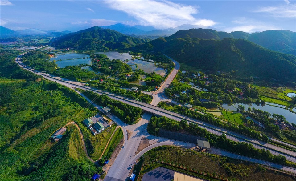VEC dự kiến đầu tư 8.750 tỉ đồng mở rộng làn đường từ 2 làn xe lên 4 làn xe đoạn từ Yên Bái đi Lào Cai với tổng chiều dài 83km. Ảnh: Tuấn Vũ.
