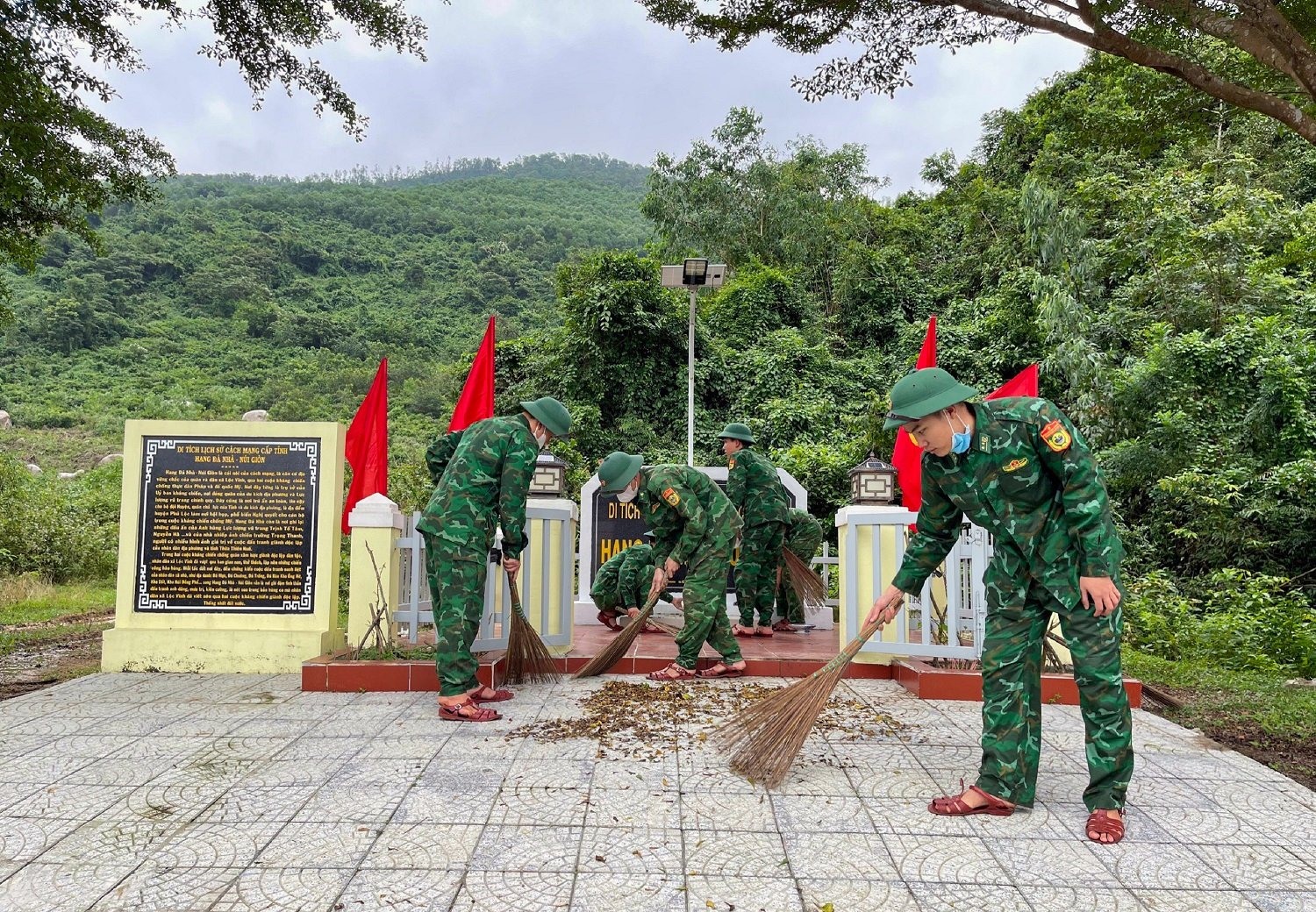 Bộ đội Biên phòng Thừa Thiên Huế được giao quản lý, bảo vệ 80,4km đường biên giới đất liền, tiếp giáp với 2 tỉnh Salavan và Sêkông của nước Cộng hòa Dân chủ Nhân dân Lào, có 2 cửa khẩu A Đớt - Tà Vàng và Hồng Vân - Cu Tài; hơn 120km đường biên giới biển.