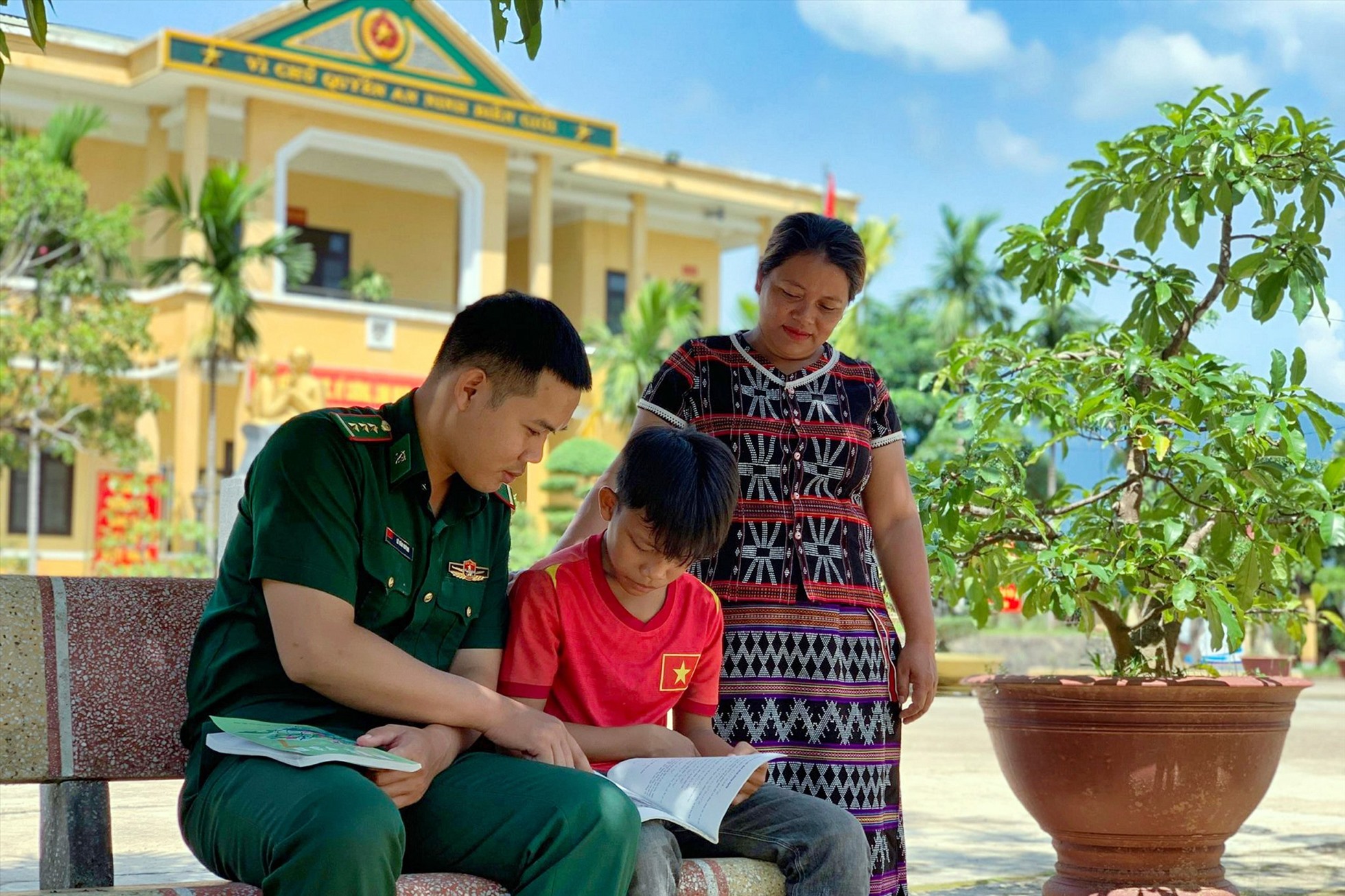 Để ươm mầm tri thức vùng biên, Bộ chỉ huy BĐBP tỉnh Thừa Thiên Huế đã nhận nuôi, đỡ đầu cho 78 em học sinh có hoàn cảnh khó khăn ở khu vực biên giới.