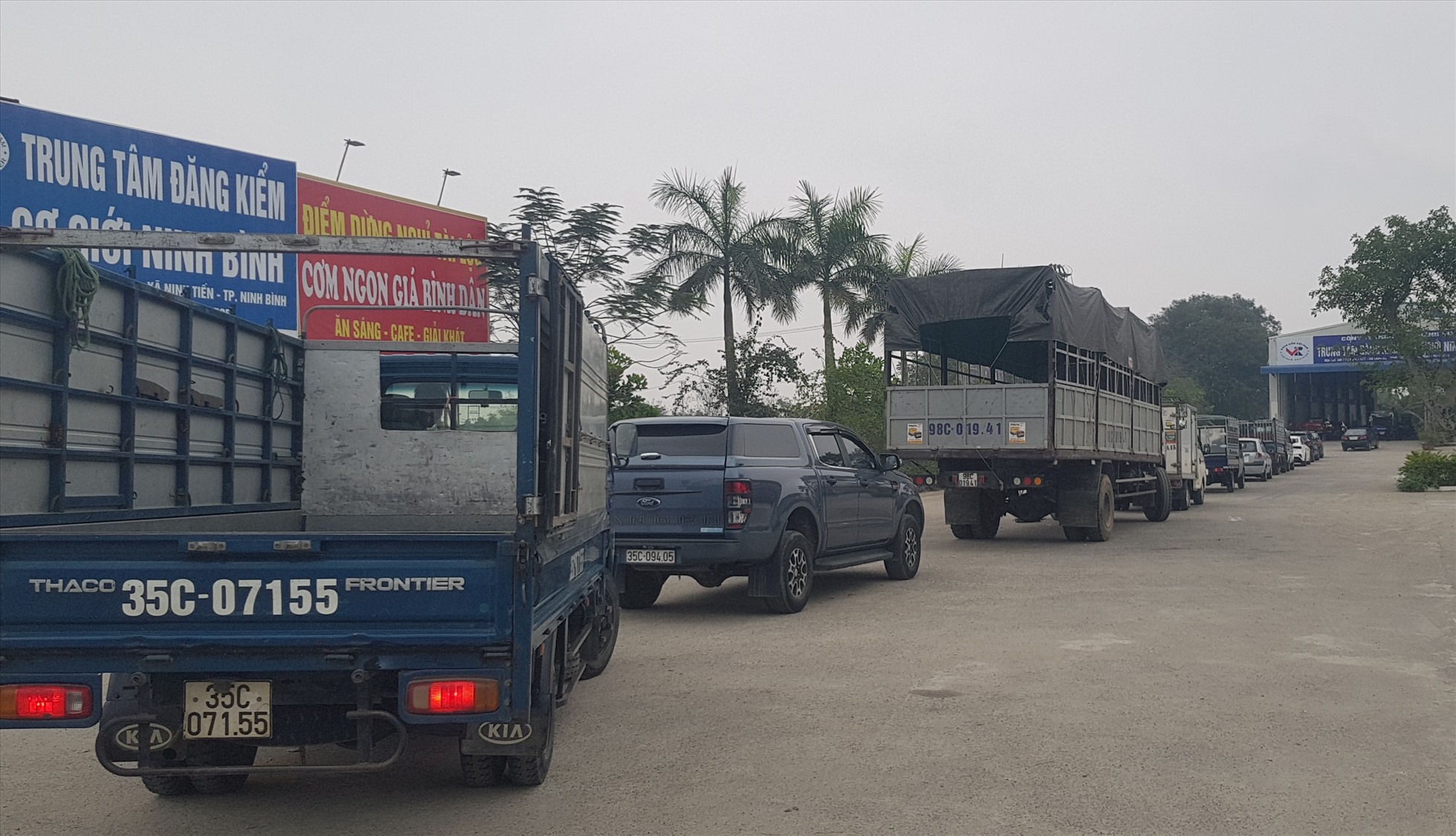 Từng đoàn xe ôtô xếp hqngf dài chờ đăng kiểm tại Trung tâm đăng kiểm xe cơ giới Ninh Bình 35-04D. Ảnh: Diệu Anh