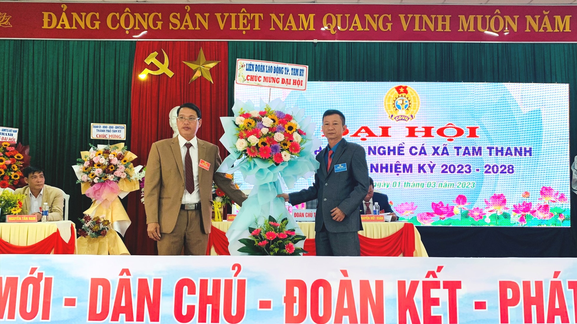 LĐLĐ TP Tam Kỳ, Quảng Nam tặng hoa chúc mừng đại hội. Ảnh Nguyễn Hoàng.