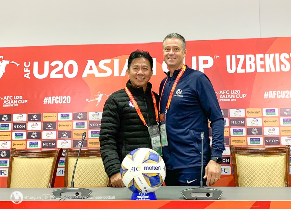 Huấn luyện viên Hoàng Anh Tuấn và huấn luyện viên trưởng của U20 Australia. Ảnh: VFF