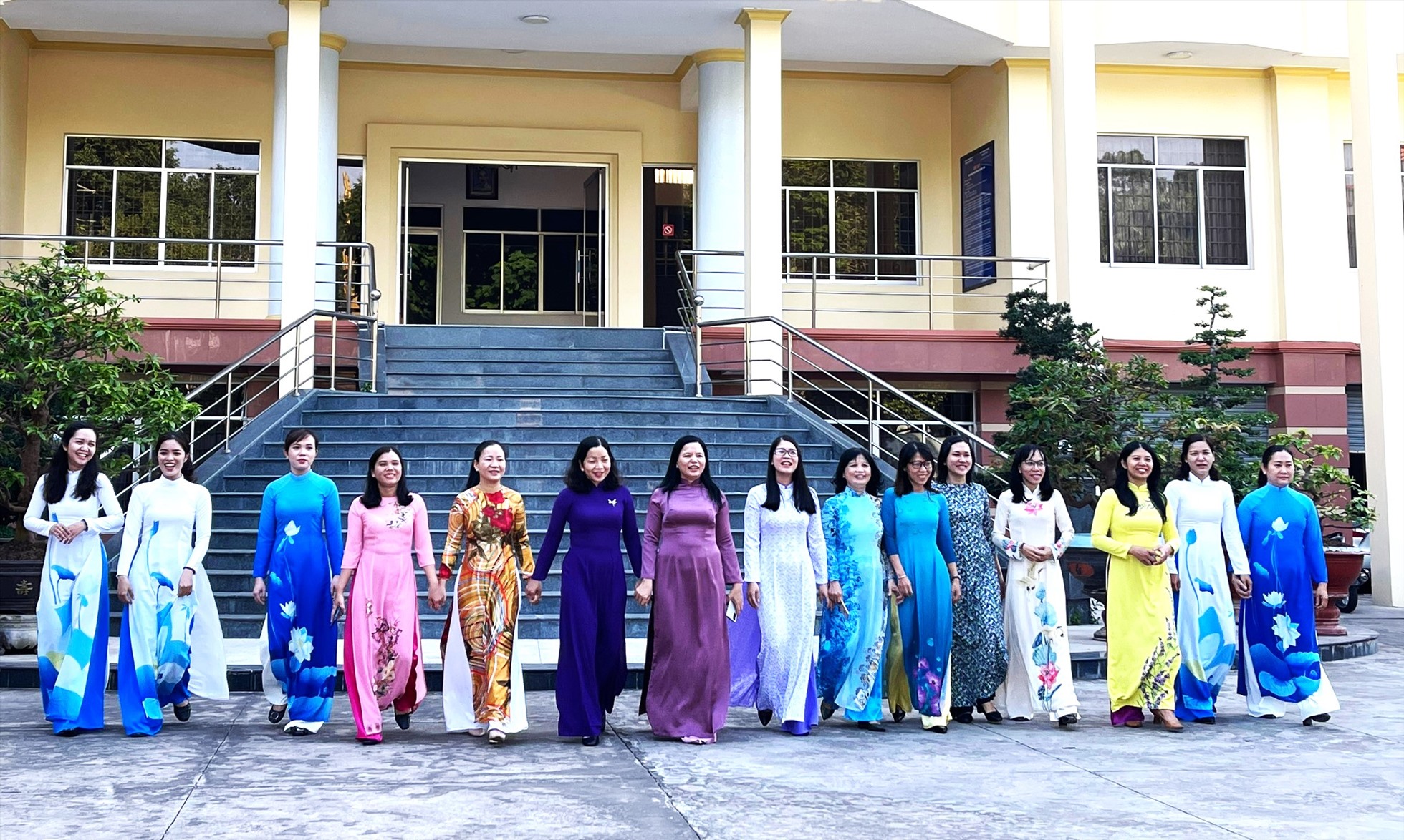 Nữ đoàn viên cơ quan LĐLĐ tỉnh An Giang hưởng ứng ngày Quốc tế Phụ nữ 8.3 bằng hoạt động Tuần lễ áo dài. Ảnh: Cẩm Tú