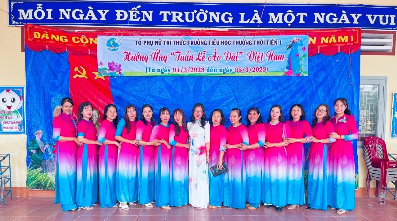 Nữ đoàn viên và người lao động Trường Tiểu học Thường Thới Tiền 1 hưởng ứng “Tuần lễ áo dài” năm 2023. Ảnh: Lưu Hùng
