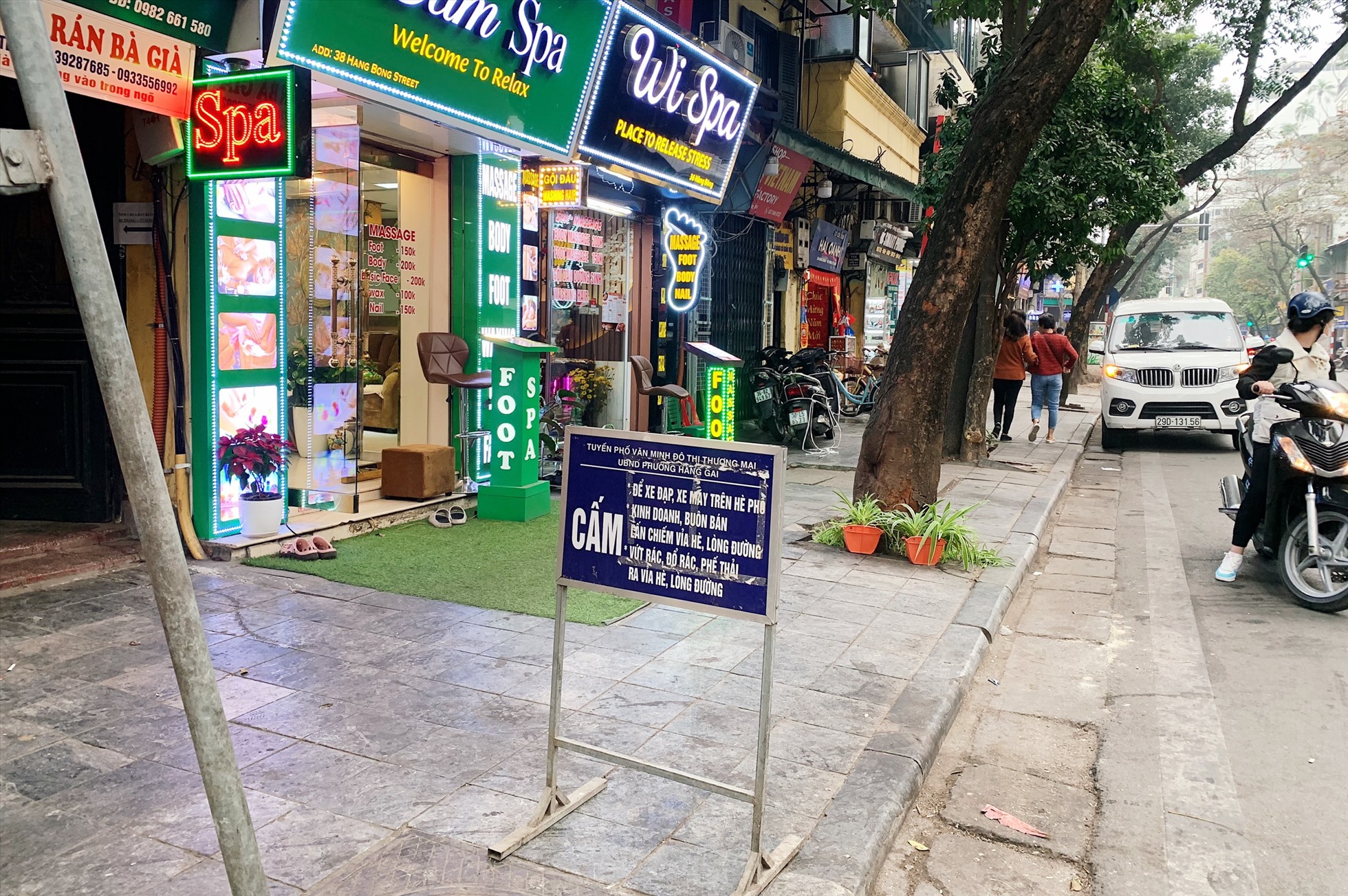 Những tấm biển cấm kinh doanh buôn bán trên vỉa hè được dựng khắp nơi ở phố cổ Hà Nội.