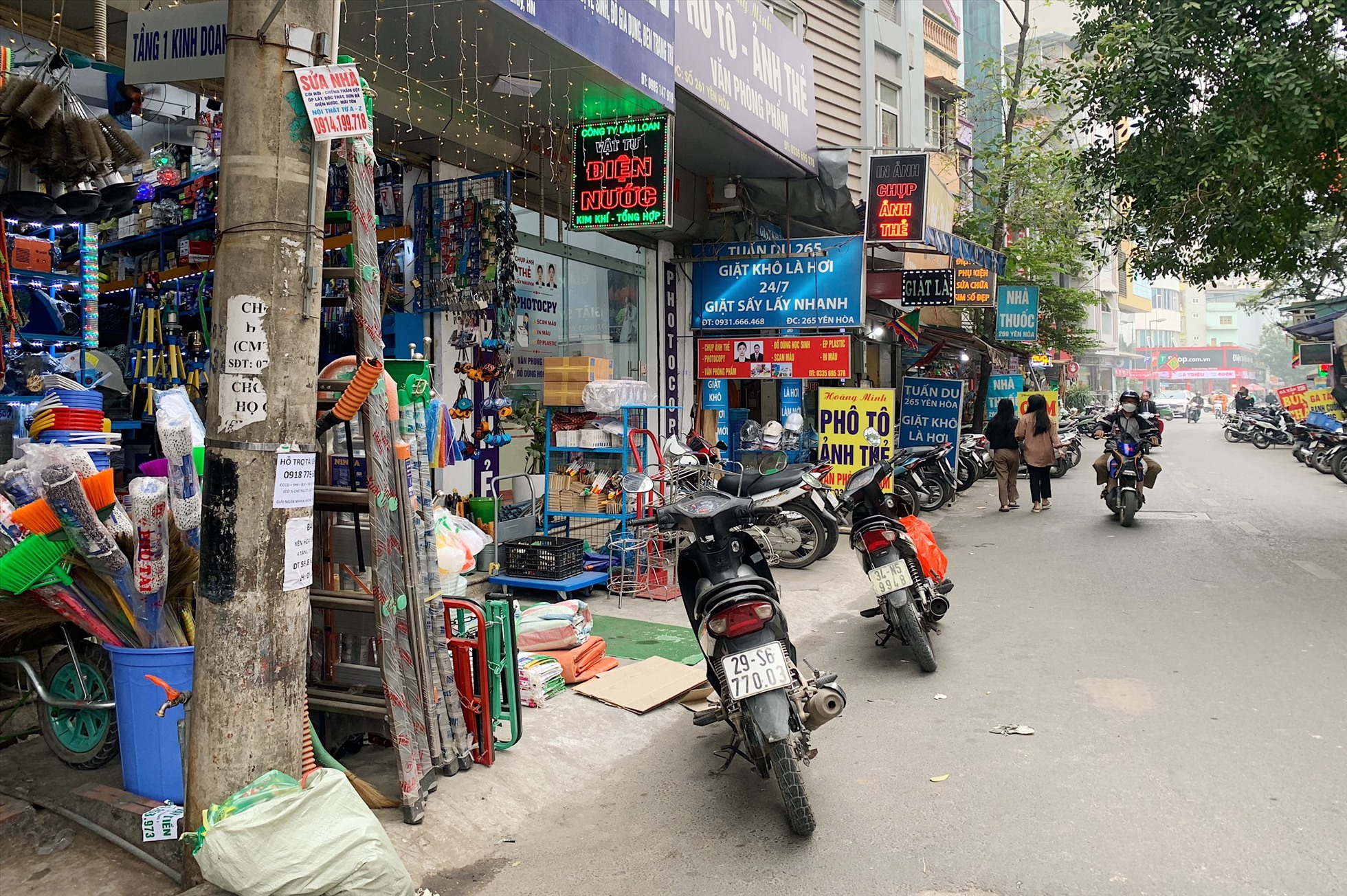 Tình trạng lấn chiếm lòng, lề đường và vỉa hè làm nơi kinh doanh vẫn diễn ra phổ biến ở phố Yên Hòa.