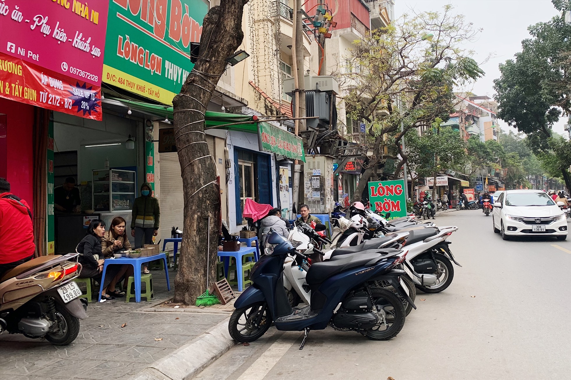 Lòng đường, vỉa hè bị các quán ăn chiếm trên phố Thụy Khuê, quận Tây Hồ.