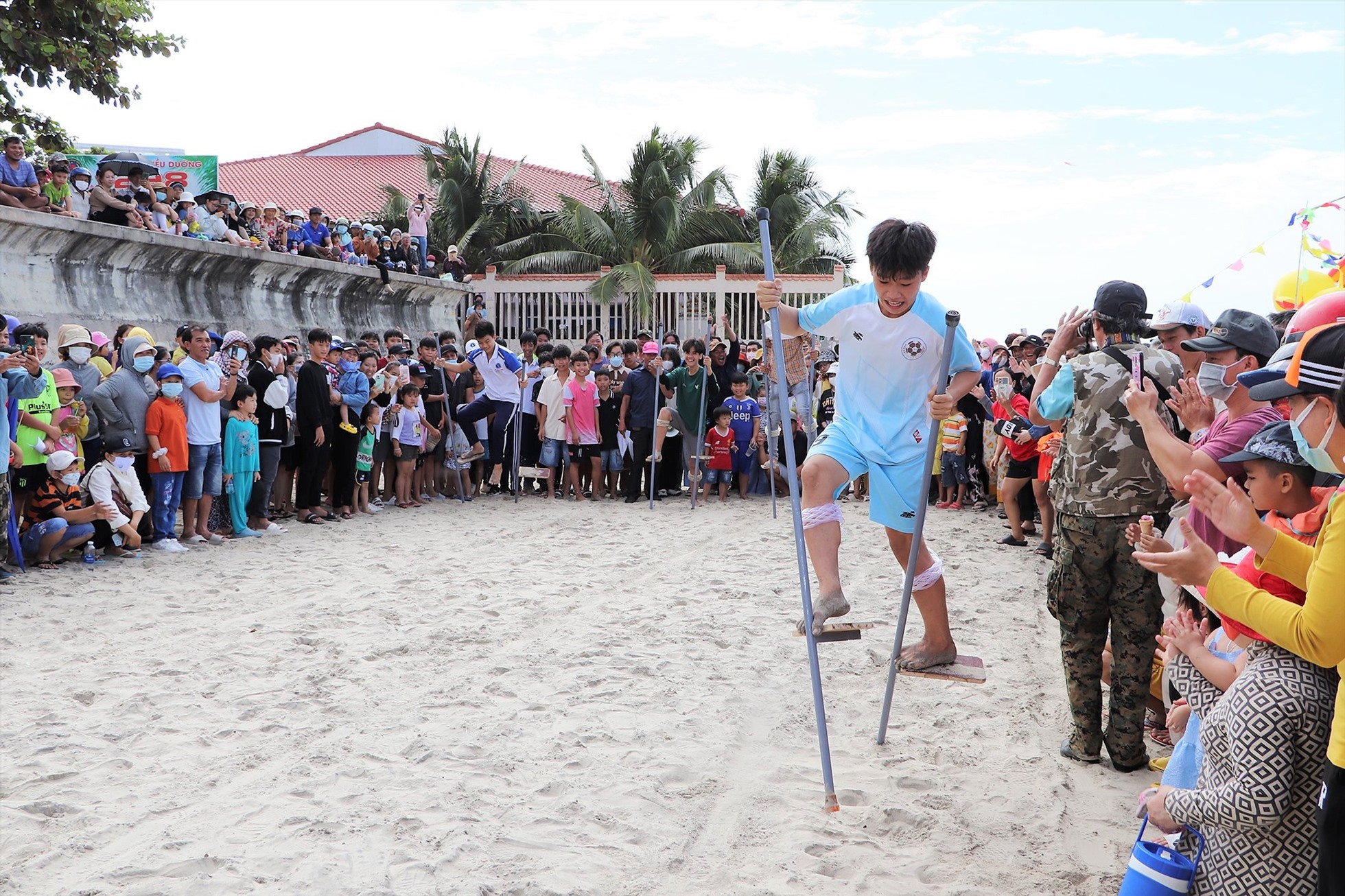 Đông đảo người dân, du khách hành hương xem hội thi đi cà kheo trên cát. Ảnh: Nguyễn Lộc.