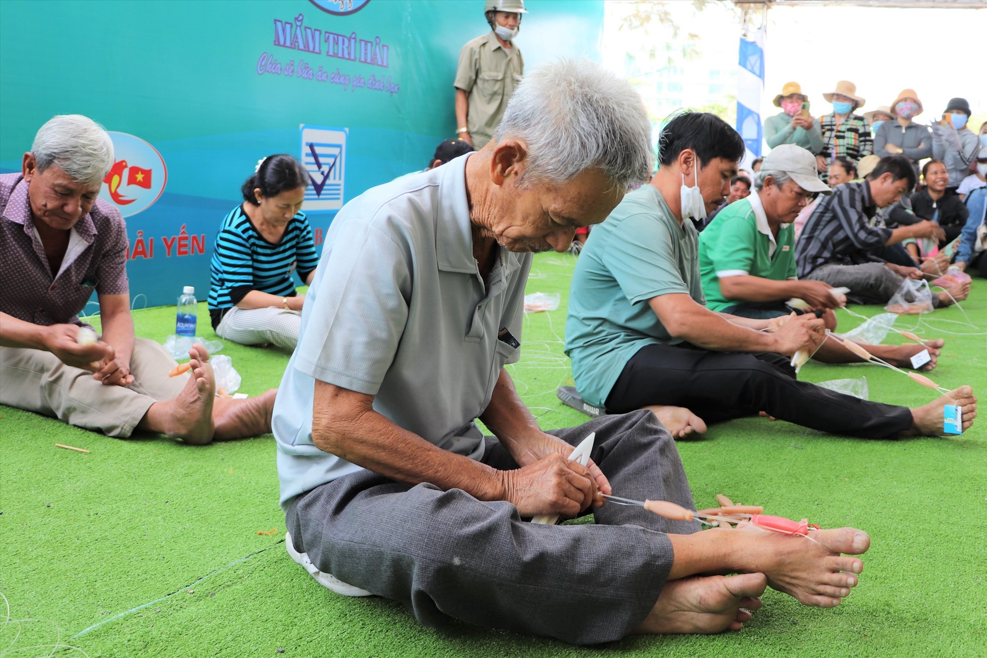 Hội thi đan lưới cũng không kém phần hào hứng. Ảnh: Nguyễn Lộc