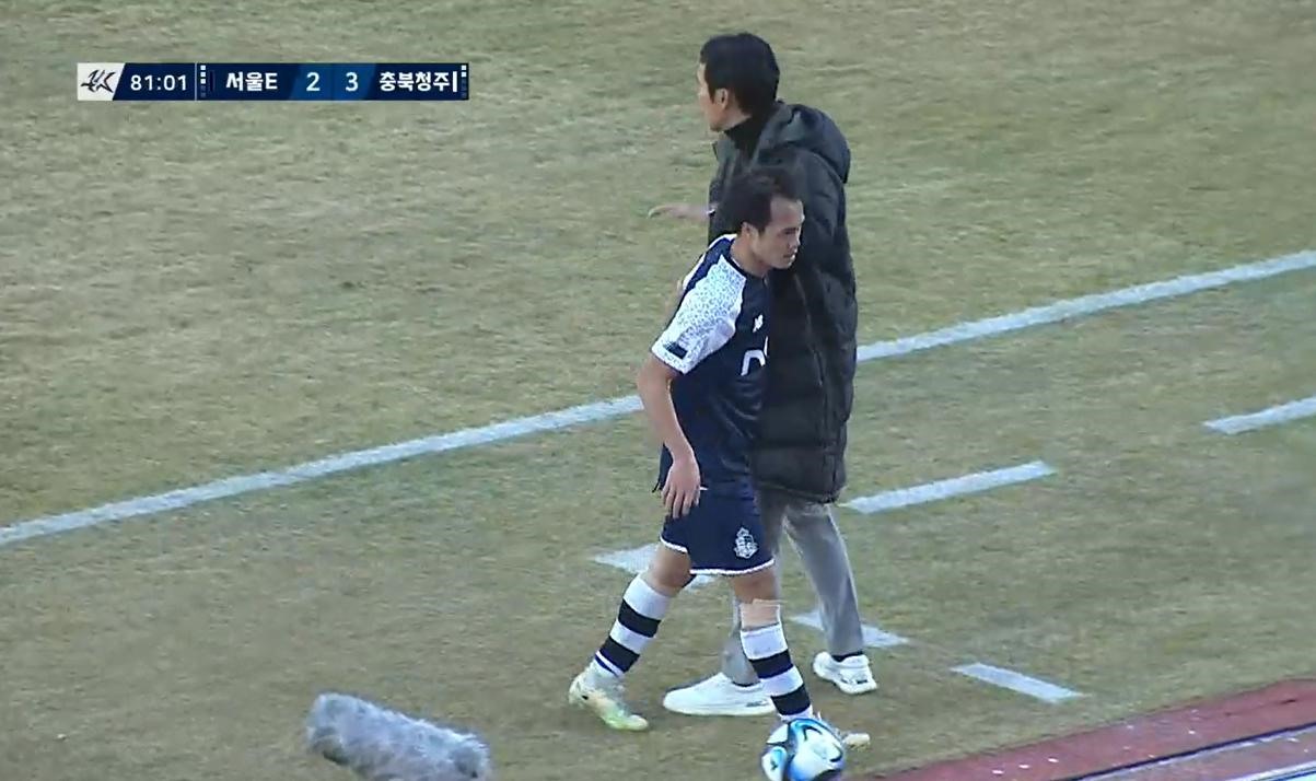 Văn Toàn rời sân ở phút 81 trận đấu giữa Seoul E-Land và Cheongju. Ảnh cắt từ video