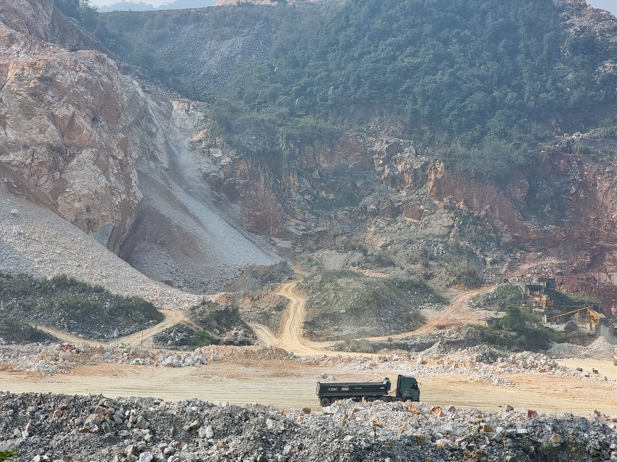 Hoạt động khai thác khoáng sản ở Quỳ Hợp đang gây nhiều bức xúc cho người dân địa phương. Ảnh: Quang Đại