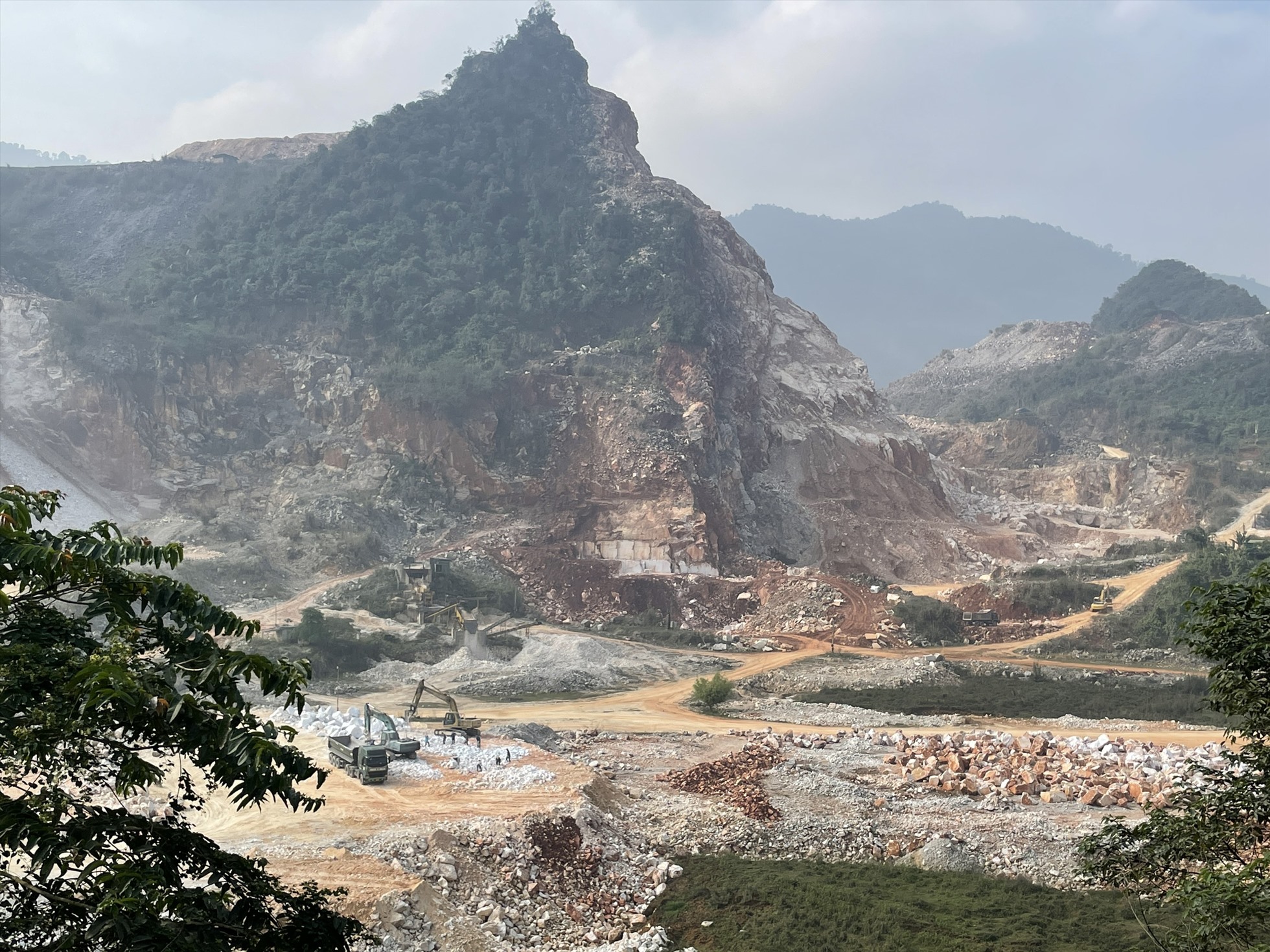 Đồi núi ở Quỳ Hợp bị đào bới nham nhở bởi hoạt động khai thác khoáng sản. Ảnh: Quang Đại