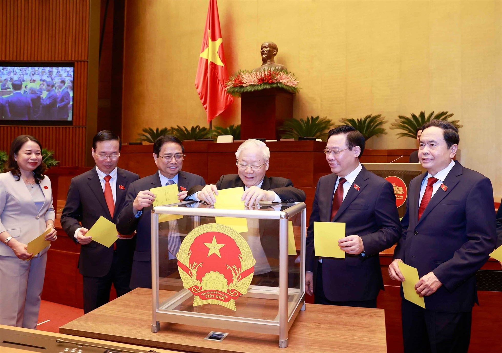 Tổng Bí thư Nguyễn Phú Trọng và các lãnh đạo Đảng, Nhà nước bỏ phiếu bầu Chủ tịch nước. Ảnh: TTXVN