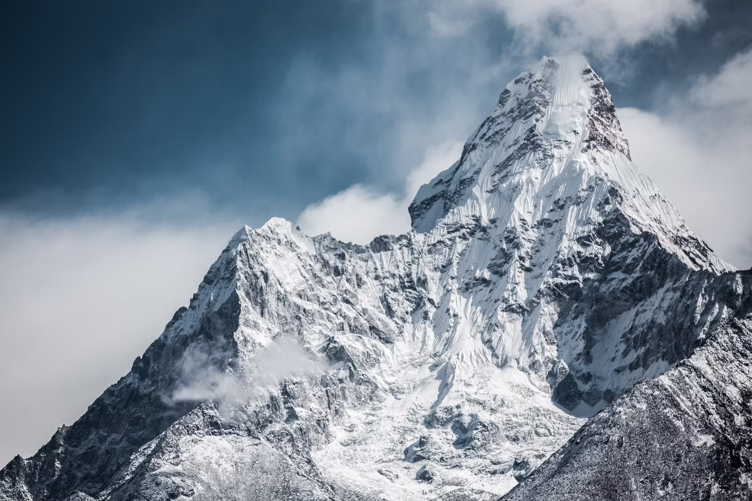 Tại Sao Đỉnh Everest Lại Tạo Ra Tiếng Ồn Vào Ban Đêm