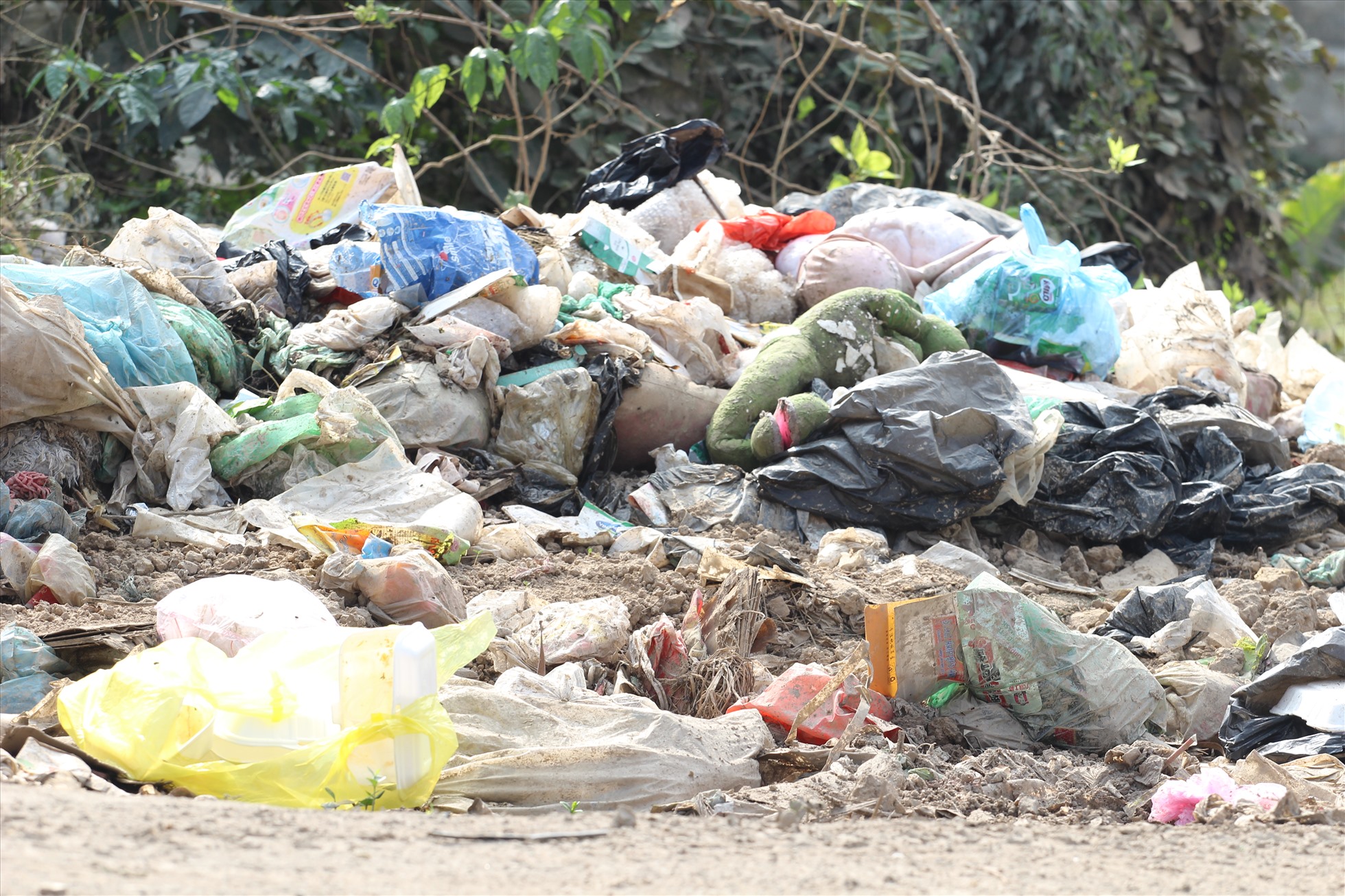 Rác thải nhựa tràn ngập khắp nơi tại các bãi rác tự phát bên lề đường. Ảnh: Thùy Linh