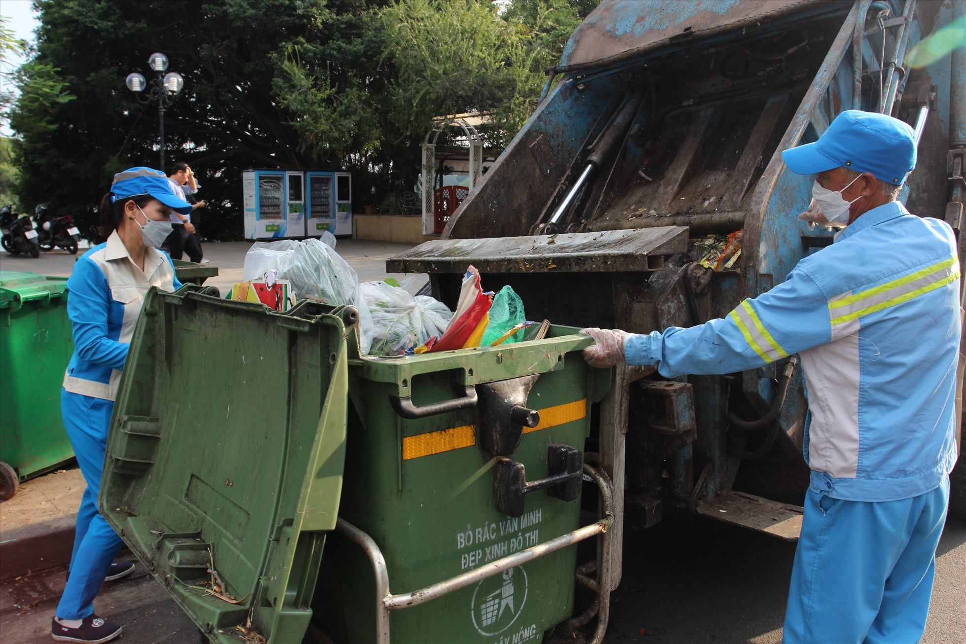 Những người công nhân môi trường cho biết rác thải là túi nilon, các sản phẩm dùng một lần tăng lên qua các năm, vì tiện lợi, dễ sử dụng. Ảnh: Thùy Linh