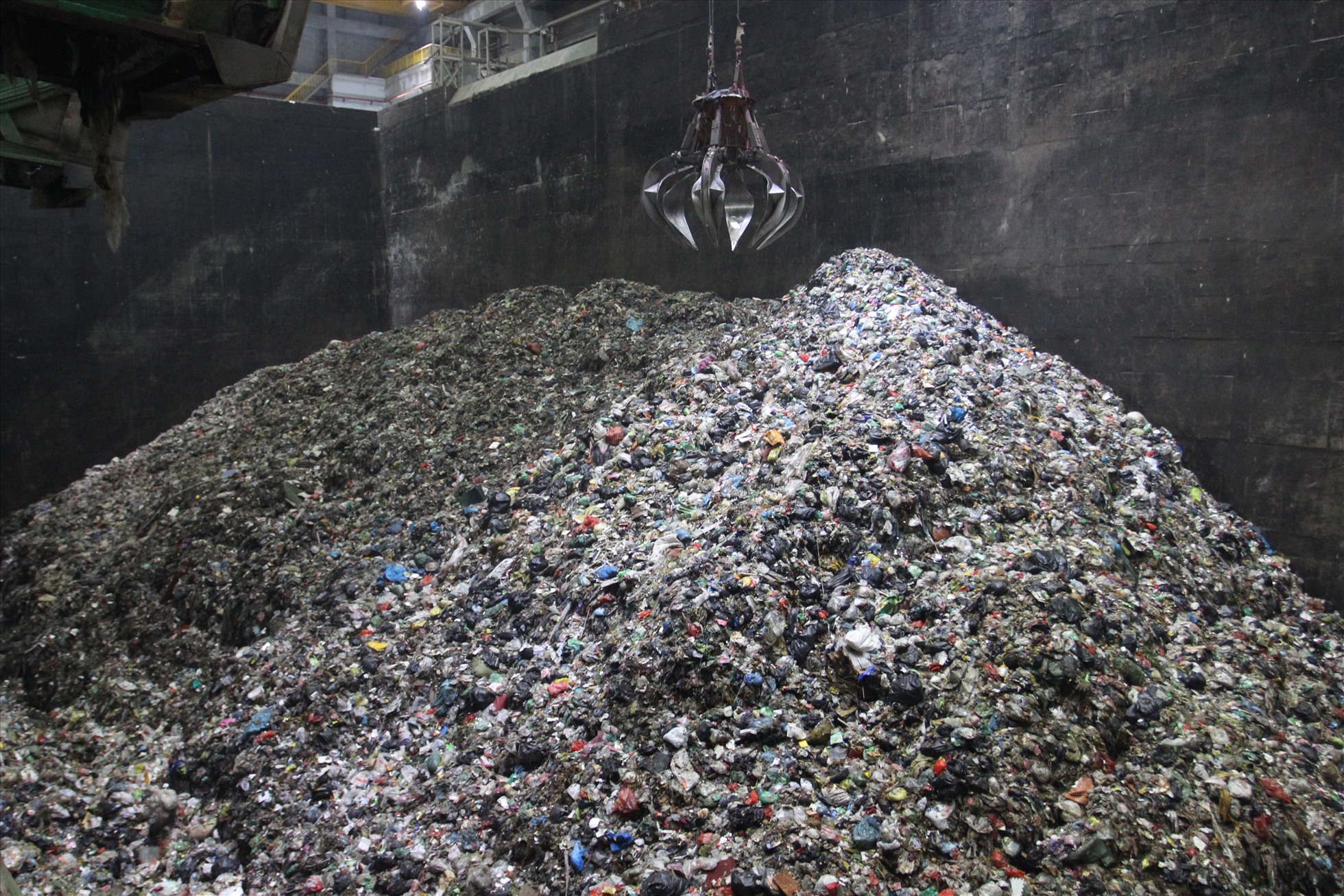 Tại lò đốt rác- điểm cuối xử lý chất thải rắn thì rác thải nhựa được trộn lẫn với các loại rác thải hữu cơ, vô cơ khác. Ảnh: Thùy Linh